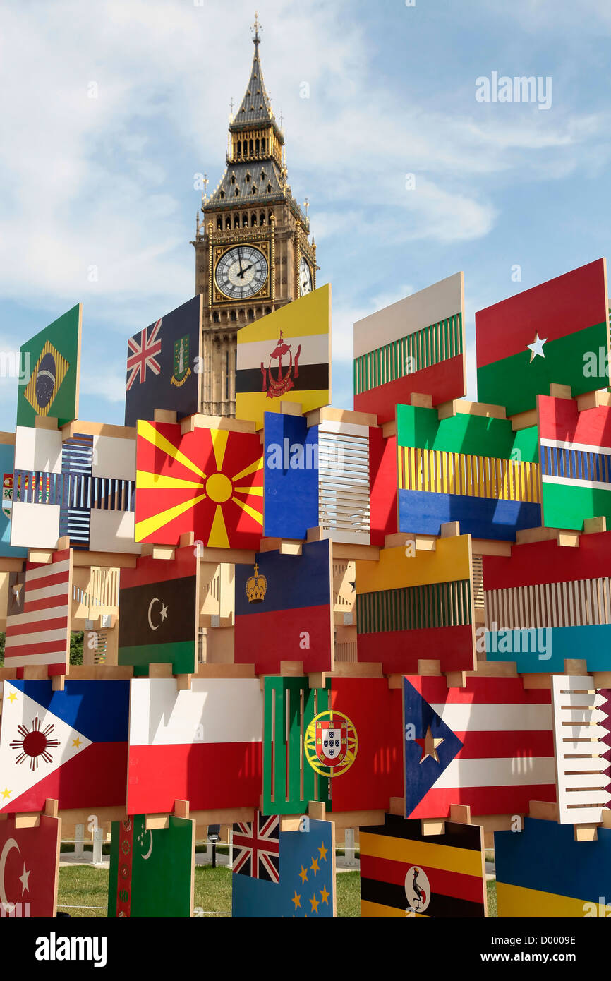 La piazza del Parlamento scultura contenente le bandiere della competizione Olimpica di nazioni con il Big Ben dietro Isole britanniche in Gran Bretagna Foto Stock