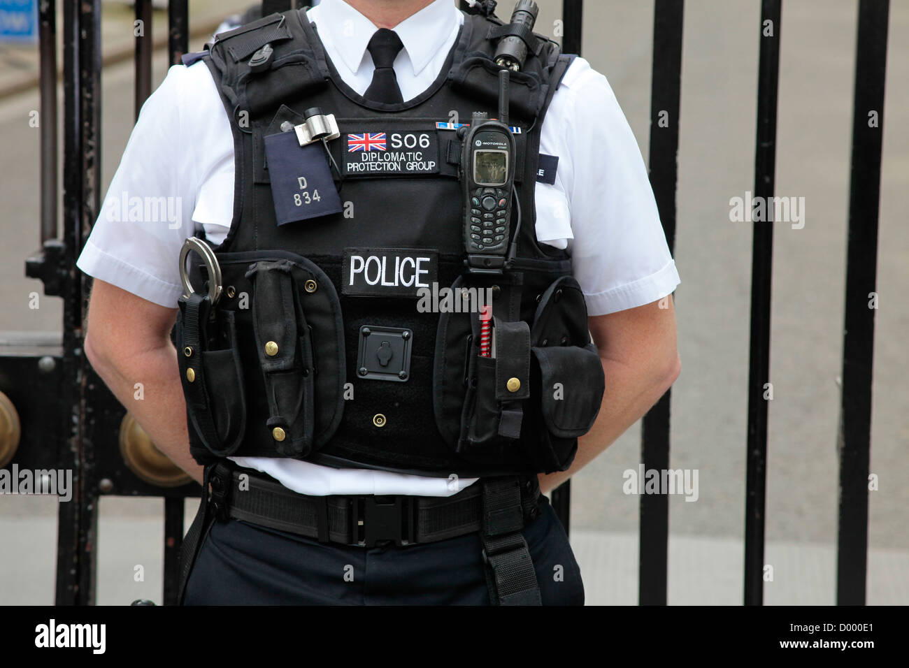 Inghilterra, Londra, poliziotto, dettaglio della polizia stab giubbotto di prova con vari accessori. Foto Stock