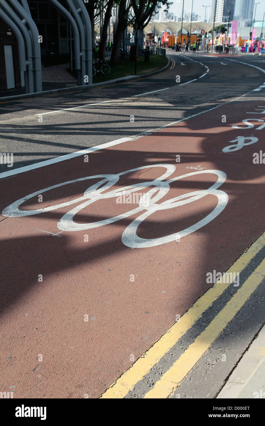 Stratford, Giochi Olimpici Lane marcato sulla strada. Isole britanniche Gran Bretagna Londres Nord Europa Regno Unito Regno Unito Foto Stock