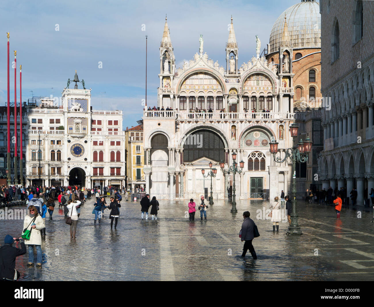 L'Italia, Venezia, Basilica di San Marco e la Torre dell'Orologio sotto l'acqua di allagamento, di turisti Foto Stock