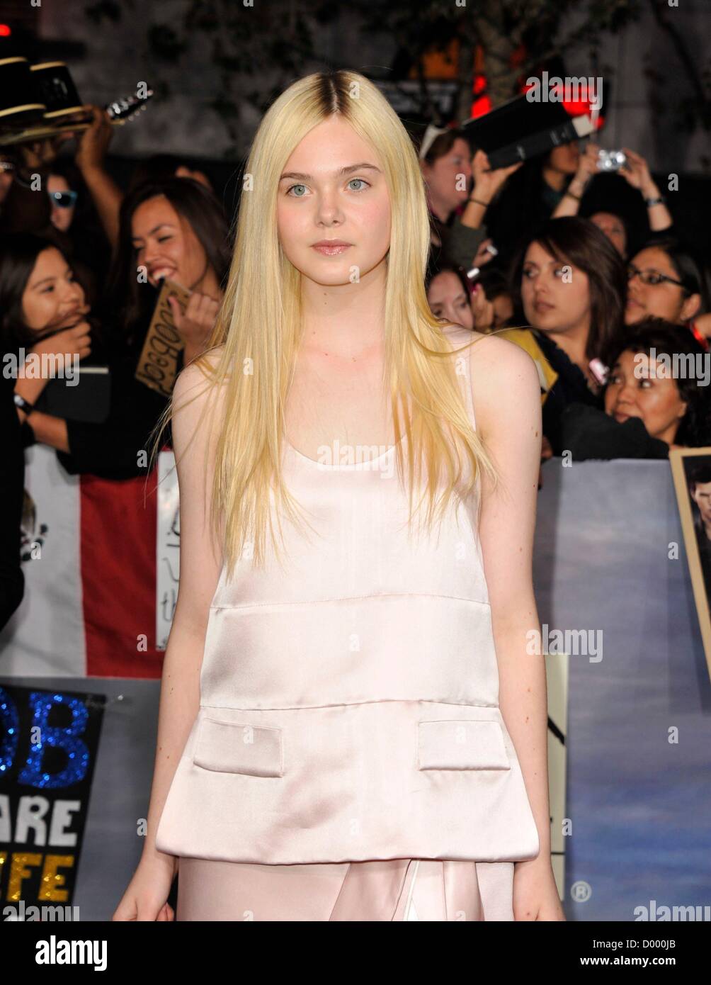 Elle Fanning presso gli arrivi per il Twilight Saga: ROTTURA DELL'ALBA - Parte 2 Premiere, Nokia Theater in L.A. LIVE, Los Angeles, CA Novembre 12, 2012. Foto di: Dee Cercone/Everett Collection Foto Stock