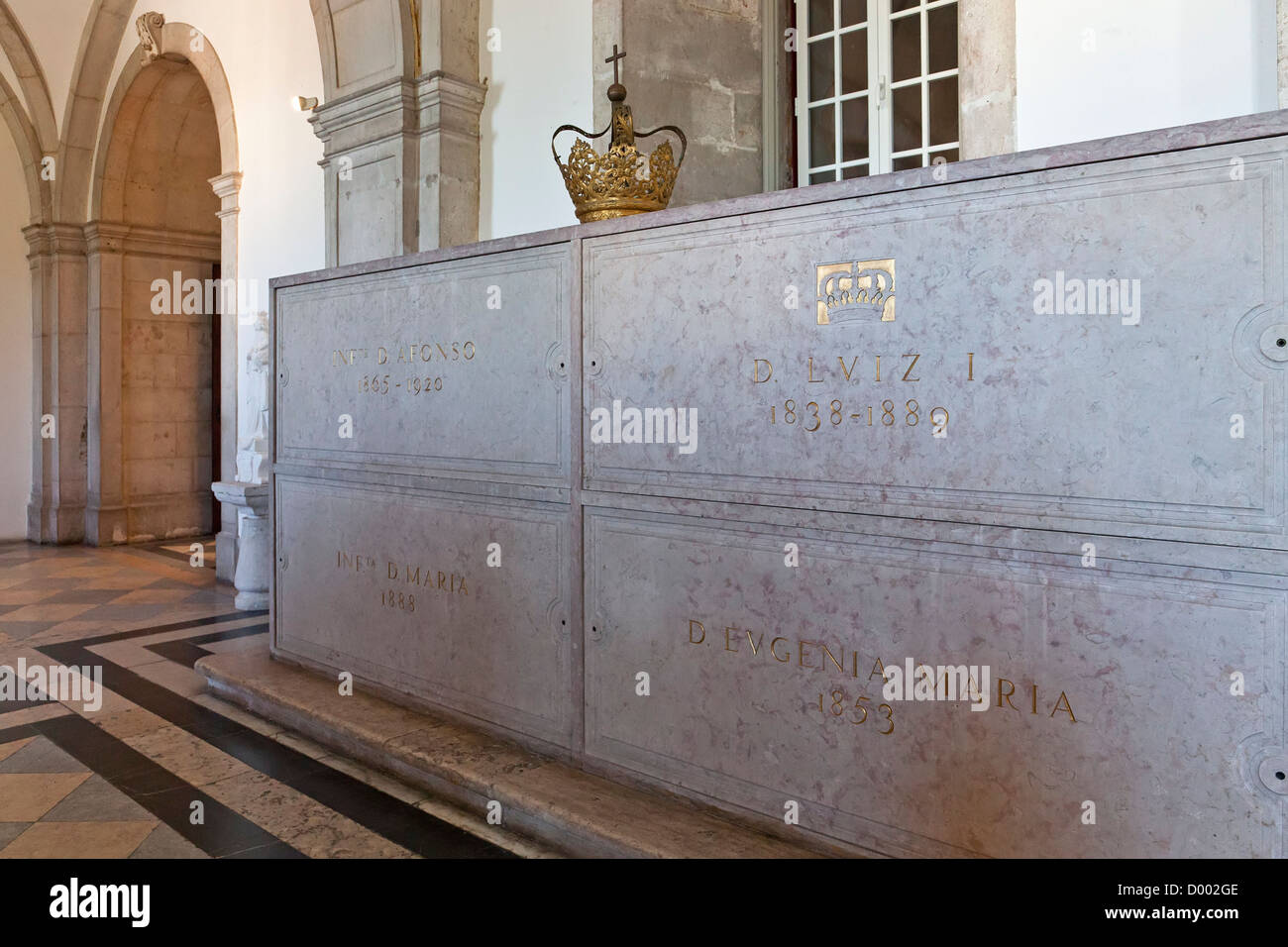 Dom Luis I e altre tombe nel Pantheon reale della casa di Braganza. Sao Vicente de Fora monastero. Lisbona, Portogallo. Foto Stock