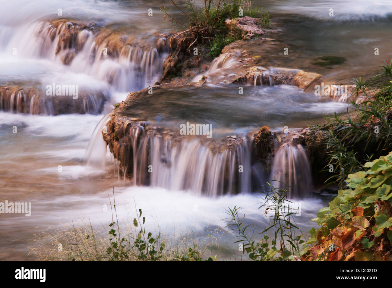 Bella piccola cascata Foto Stock