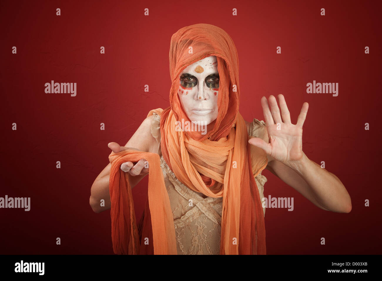 Donna sottile indossando il costume di Ghost per tutti i Fedeli Defunti Foto Stock