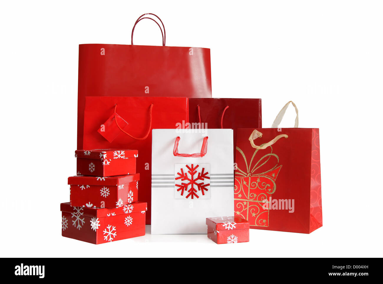 Varie dimensioni di vacanza shopping bags e confezioni regalo su sfondo bianco Foto Stock