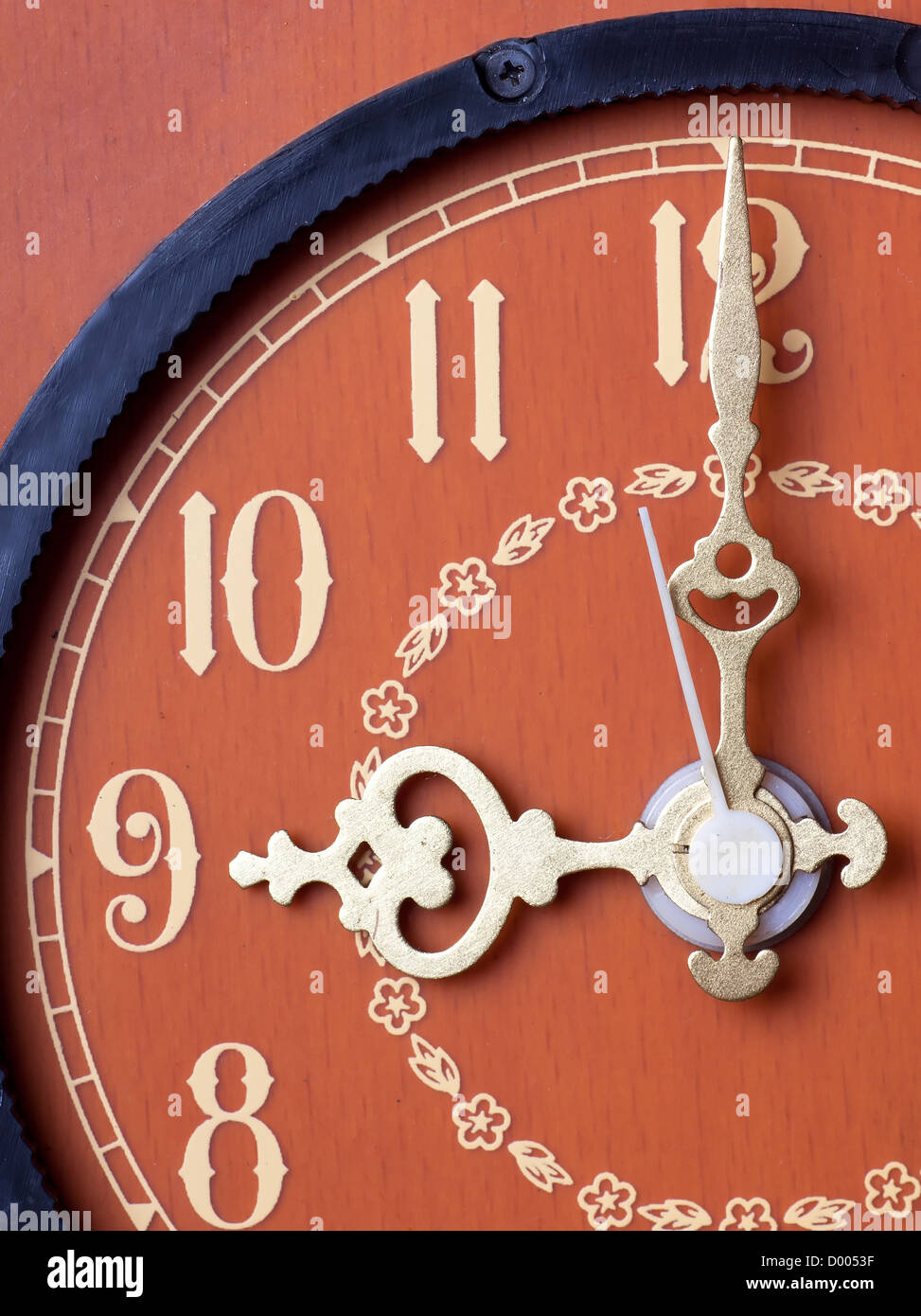 Vista ingrandita di antico orologio. Nove ore. Foto Stock