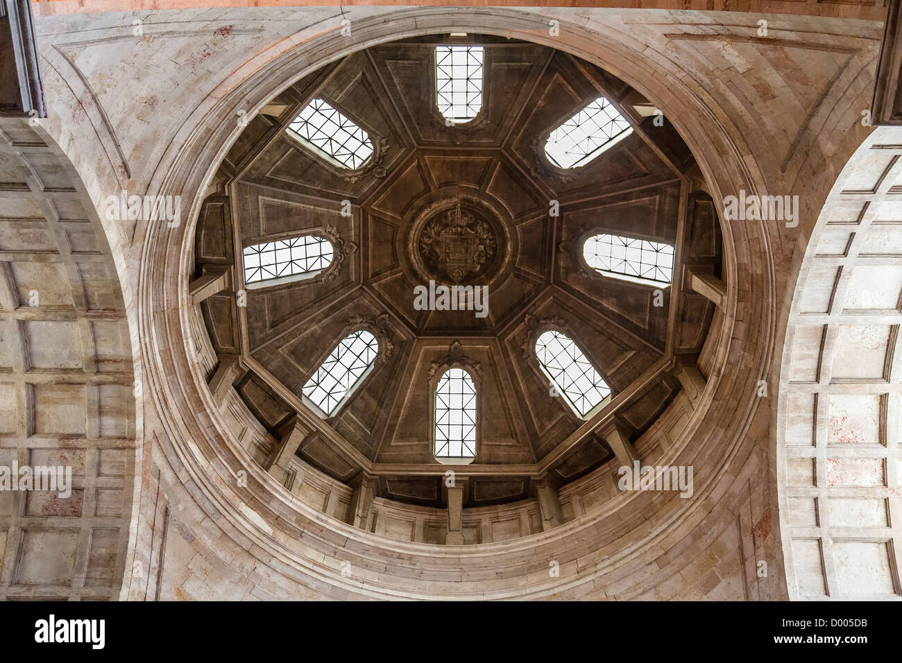 Cupola della chiesa di Sao Vicente de Fora monastero. Lisbona, Portogallo. Xvii secolo architettura manieristica. Foto Stock