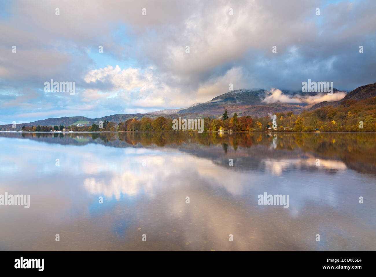 Alba sul Coniston Water nel distretto del lago, Cumbria, Inghilterra. Foto Stock