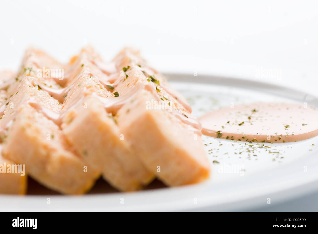 Rosa torta di pesce con maionese è un tipico pasto spagnolo Foto Stock