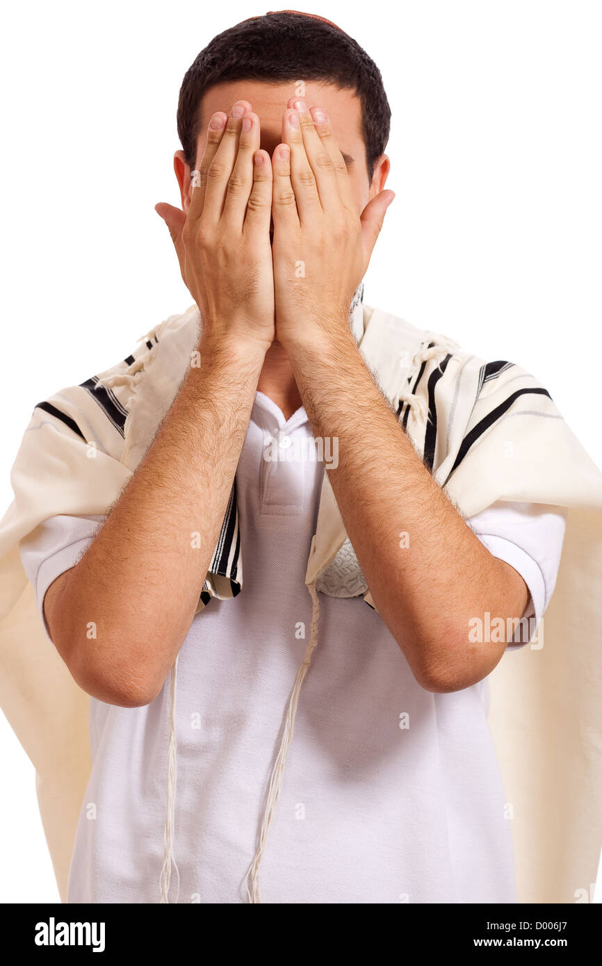 Ritratto di uomo ebraico chiudendo il viso con le mani mentre pregava su un bianco sfondo isolato Foto Stock