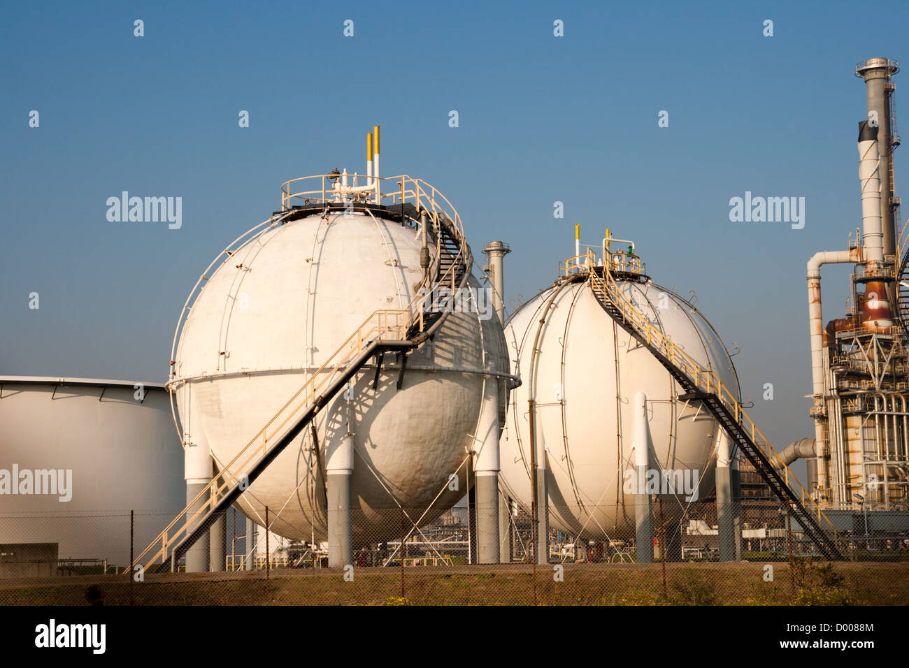 Rotondo grande silos di gas Foto Stock