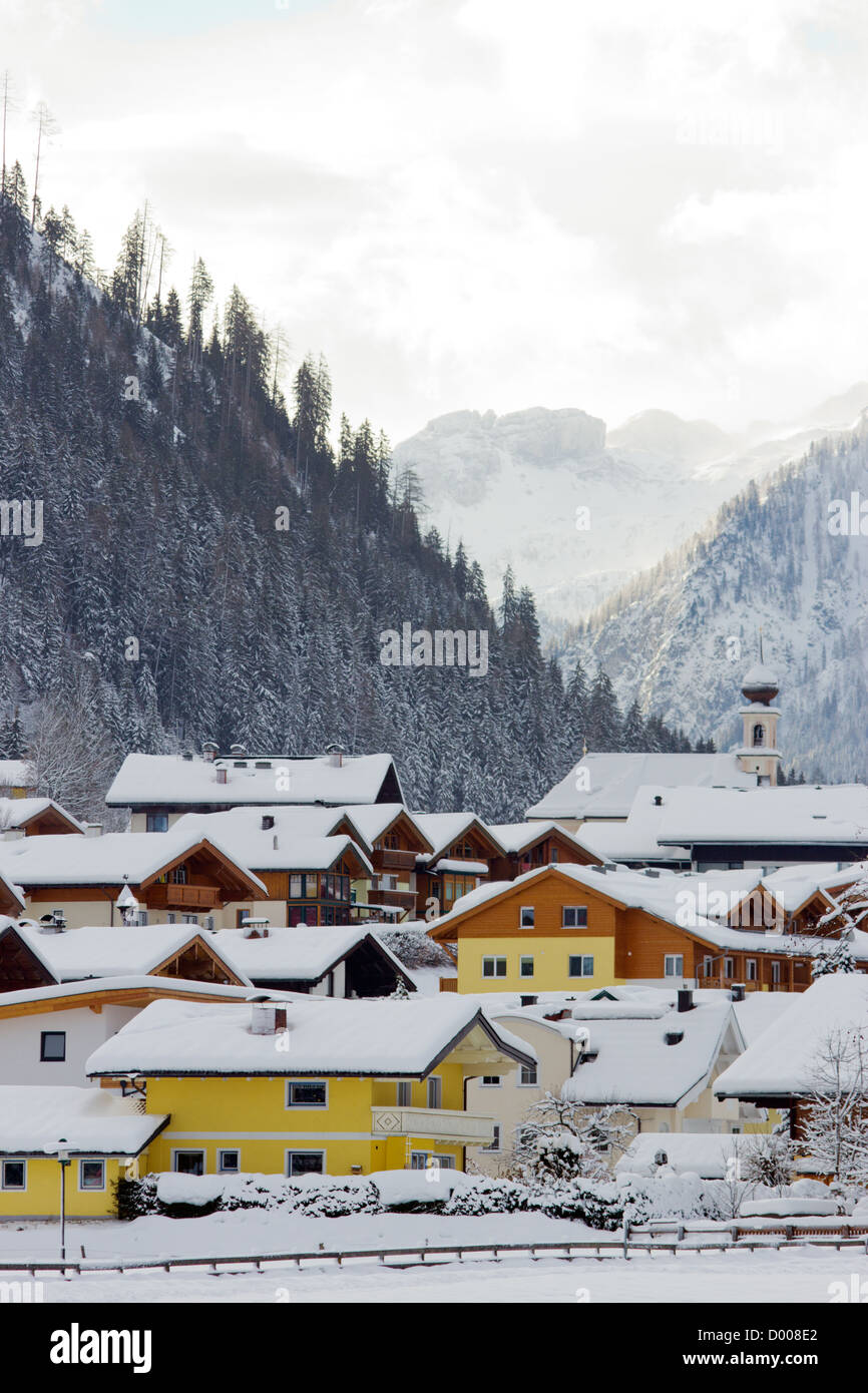 Le case di Flachau. Una località sciistica nelle Alpi austriache. Foto Stock