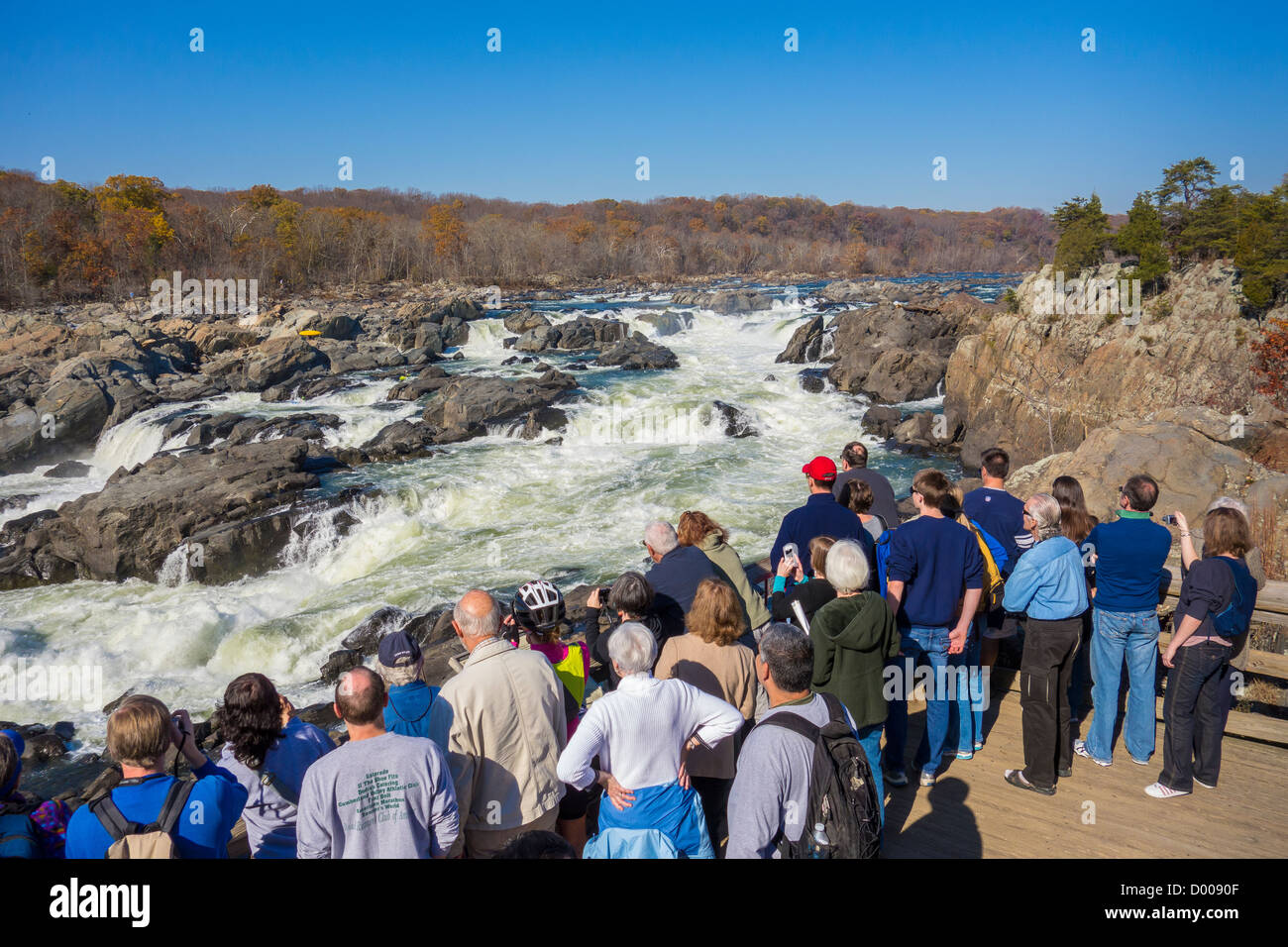 GREAT FALLS, MARYLAND, Stati Uniti d'America - Persone a Olmsted isola vista si affacciano sul fiume Potomac a Great Falls. Foto Stock
