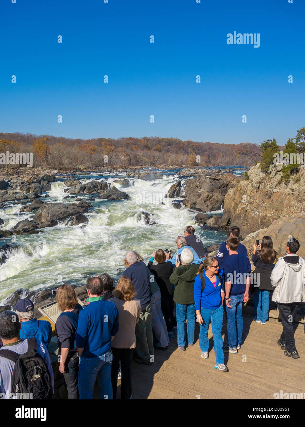 GREAT FALLS, MARYLAND, Stati Uniti d'America - Persone a Olmsted isola vista si affacciano sul fiume Potomac a Great Falls. Foto Stock