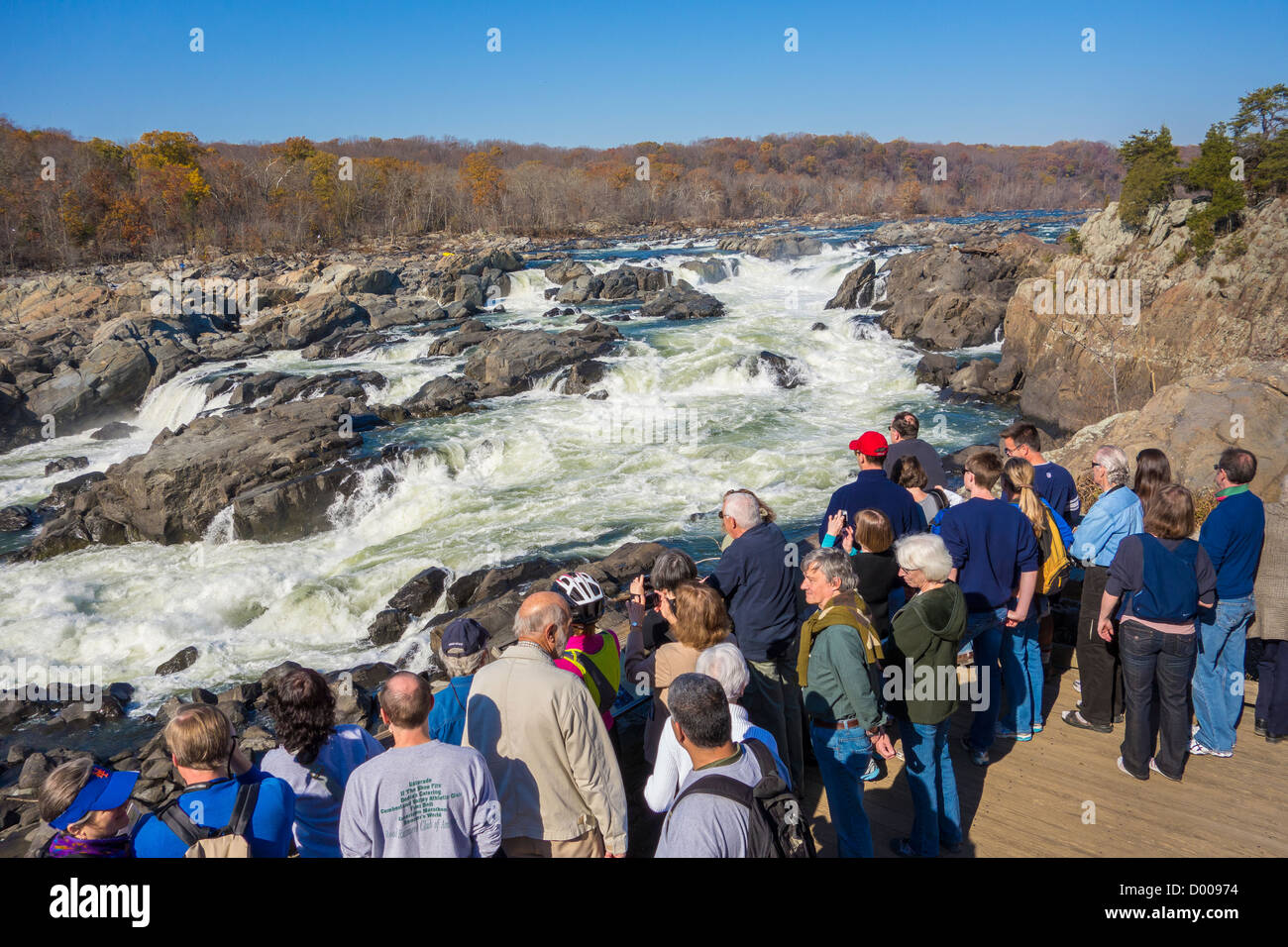 GREAT FALLS, MARYLAND, Stati Uniti d'America - Persone a Olmsted isola vista si affacciano sul fiume Potomac a Great Falls. Foto Stock