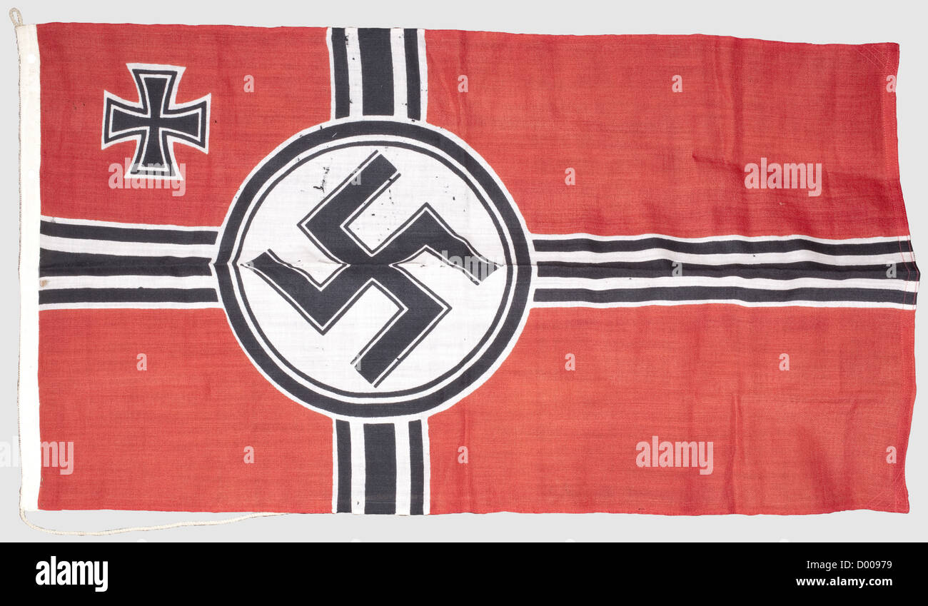 Karl Friedrich Merten - una bandiera di battaglia del Reich, della Torpedo Recovery Boat TA 27 (ex Auriga). Telo con bandiera marina stampata (piccoli fori) con indicazione scritta a mano sul bordo del paranco ''Auriga' 1449', completo di linea di paranco. Dimensioni circa 50 x 90 cm, storico, storico, anni trenta, anni trenta, XX secolo, marina, forze navali, militari, milizia, ramo di servizio, rami di servizio, forze armate, servizio armato, oggetto, oggetti, fermi, clipping, clipping, ritaglio, ritaglio, bandiera, bandiere, insegne, simbolo, simboli, emblema, emblemi, diritti aggiuntivi-non disponibili Foto Stock