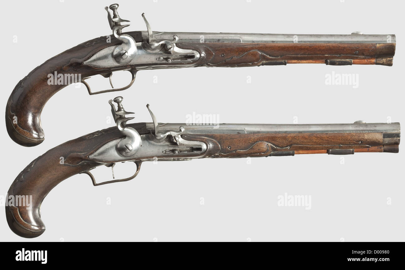 Un paio di pistole tedesche a flintlock, circa 1750. Cilindri con foro liscio e calibro 14 mm. Flintlock con blocchi a campanello. Noce intagliato stock pieno con naso corno e mobili in ottone, ramtonds in legno con punte corno. I mobili patinati, lievi tracce di età e di uso. Facilmente migliorabile grazie a una pulizia accurata. Lunghezza 41 cm, storico, storico, XVIII secolo, pistola civile, pistole civili, portatile, pistola, pistole, arma da fuoco, armi da fuoco, armi da fuoco, armi, armi, armi, armi, armi, oggetti, fermi, clipping, ritaglio, ritaglio, ritaglio, ritaglio, diritti aggiuntivi-clearences-non disponibili Foto Stock
