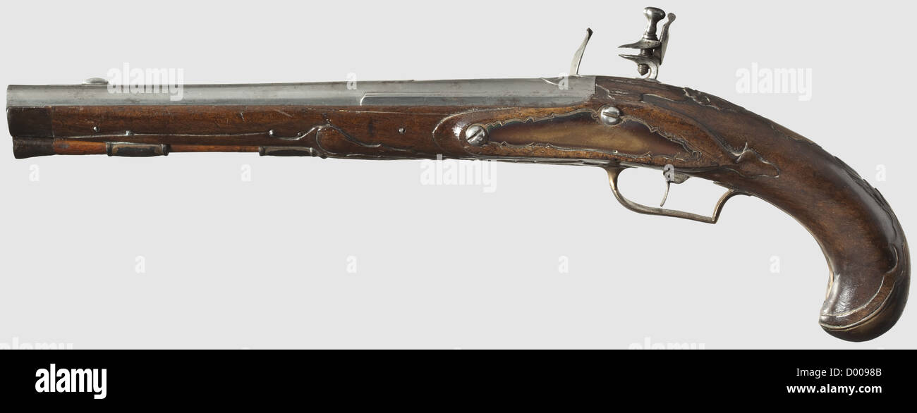 Un paio di pistole tedesche a flintlock, circa 1750. Cilindri con foro liscio e calibro 14 mm. Flintlock con blocchi a campanello. Noce intagliato stock pieno con naso corno e mobili in ottone, ramtonds in legno con punte corno. I mobili patinati, lievi tracce di età e di uso. Facilmente migliorabile grazie a una pulizia accurata. Lunghezza 41 cm, storico, storico, XVIII secolo, pistola civile, pistole civili, portatile, pistola, pistole, arma da fuoco, armi da fuoco, armi da fuoco, armi, armi, armi, armi, armi, oggetti, fermi, clipping, ritaglio, ritaglio, ritaglio, ritaglio, diritti aggiuntivi-clearences-non disponibili Foto Stock