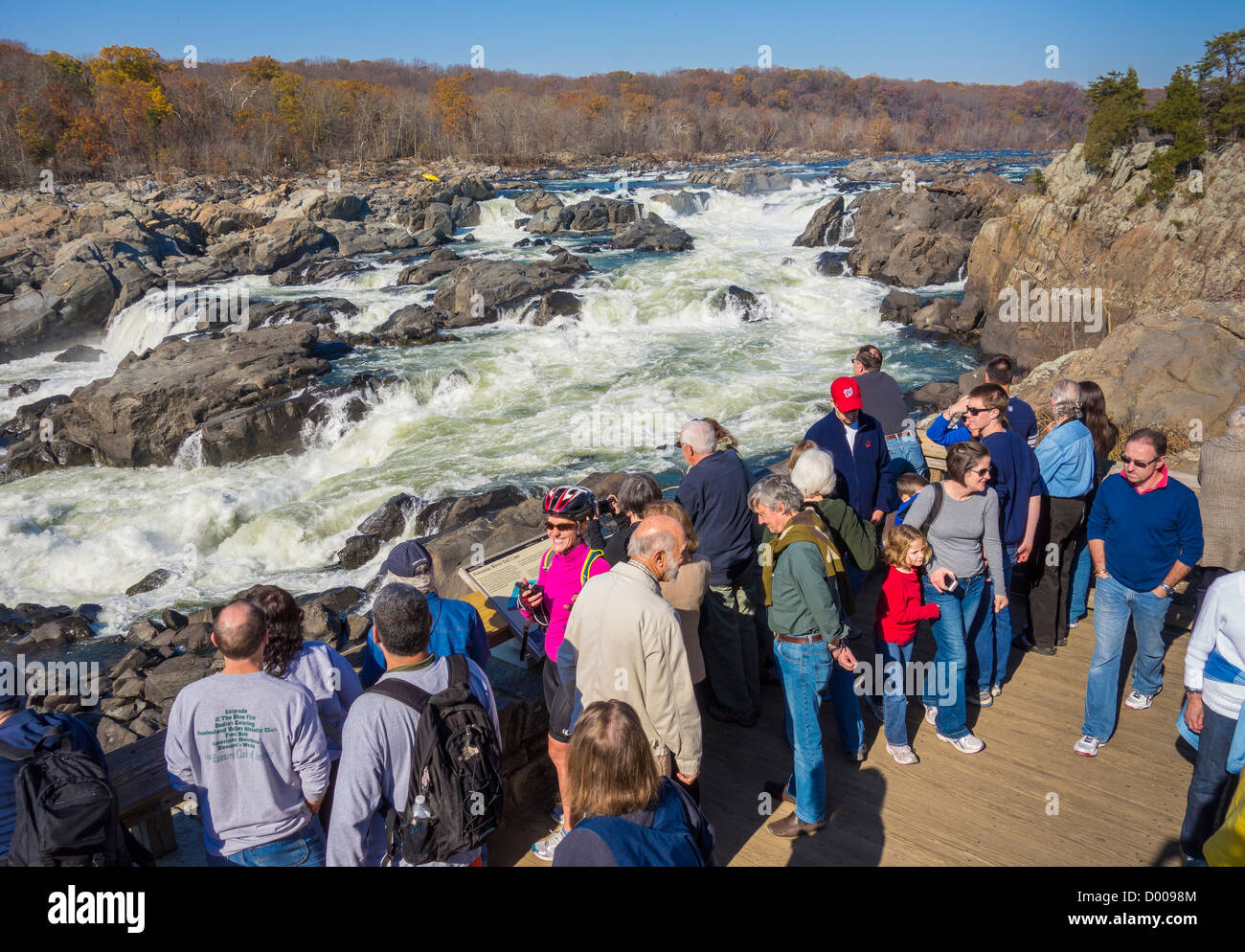 GREAT FALLS, MARYLAND, Stati Uniti d'America - Persone a Olmsted isola vista si affacciano sul fiume Potomac a Great Falls. Foto Stock