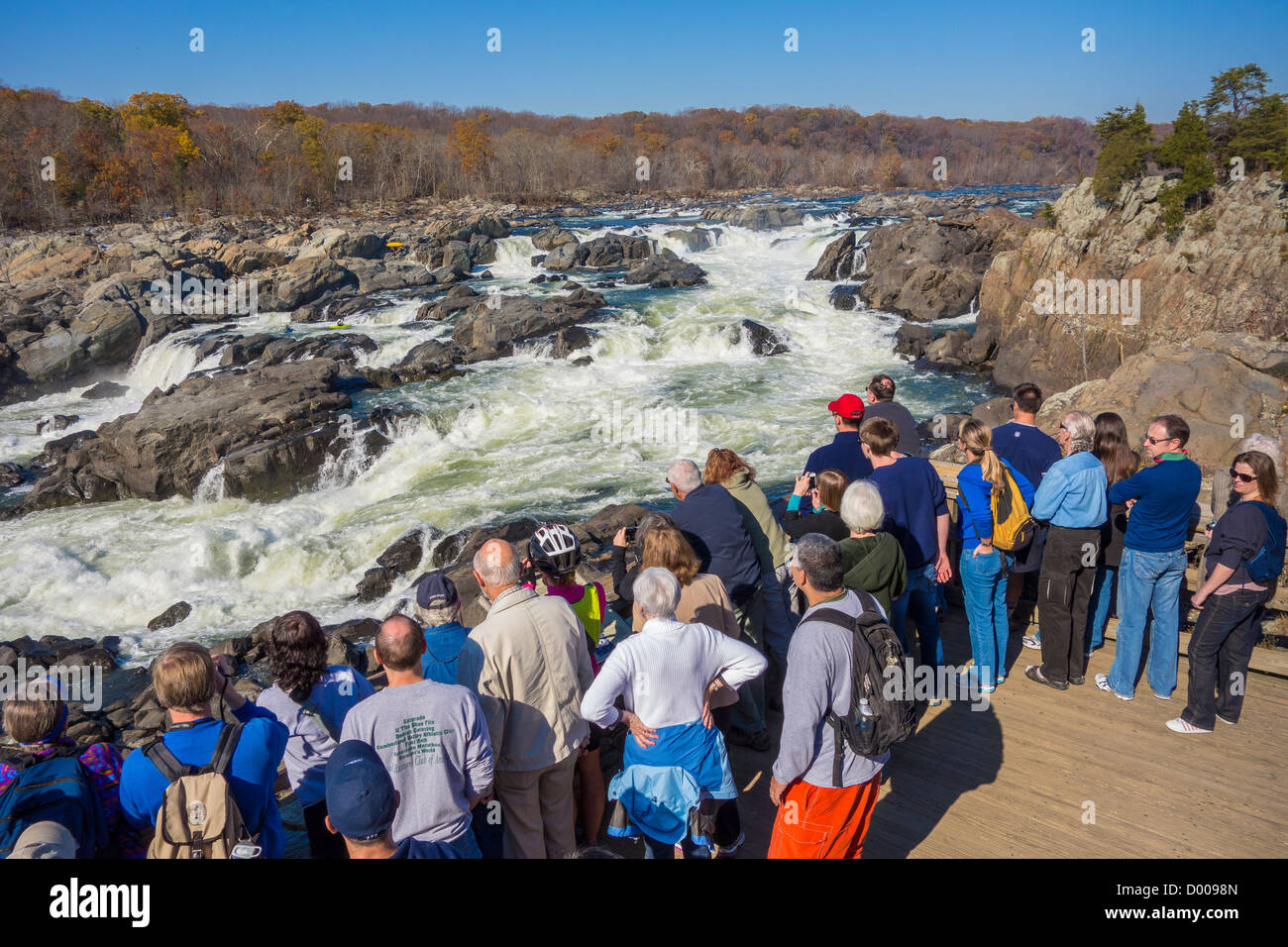 GREAT FALLS, MARYLAND, Stati Uniti d'America - Persone a Olmsted isola vista si affacciano sul fiume Potomac a Great Falls. Foto Stock