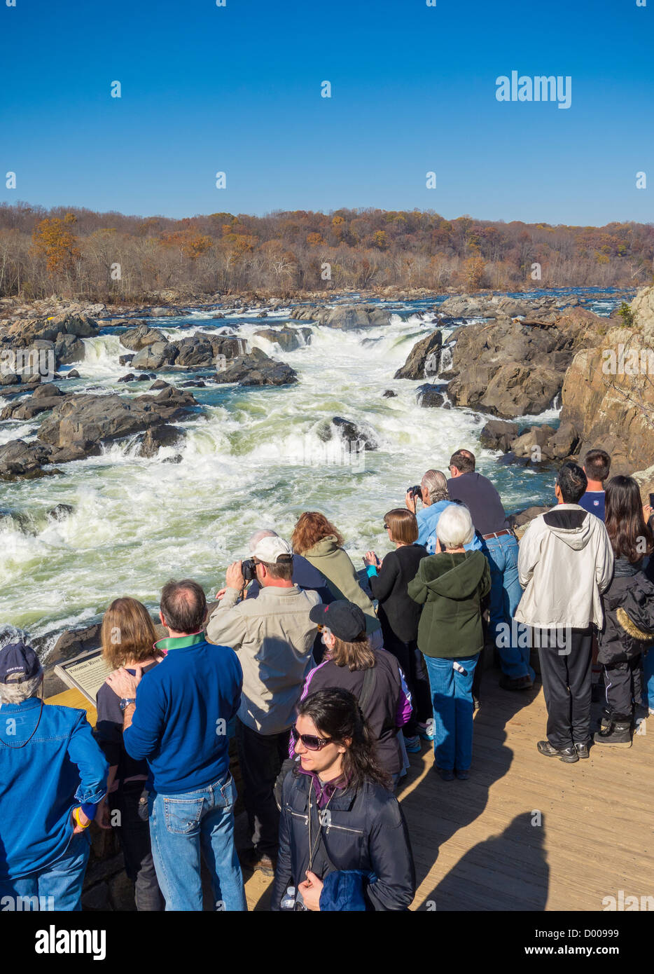 GREAT FALLS, MARYLAND, Stati Uniti d'America - Persone a Olmsted isola vista si affacciano sul fiume Potomac a Great Falls. Foto Stock