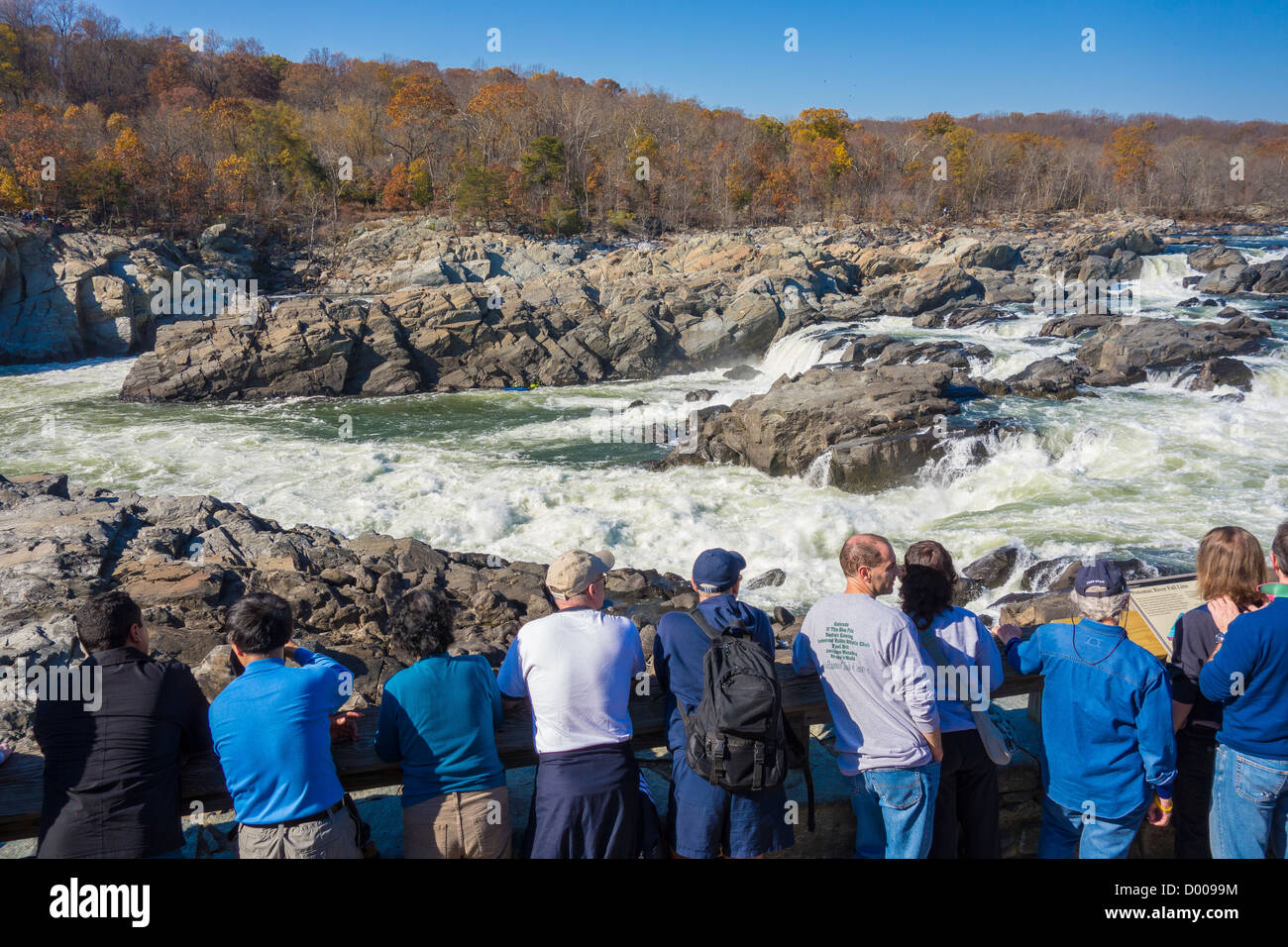 GREAT FALLS, MARYLAND, Stati Uniti d'America - Persone a Olmsted isola vista si affacciano sul fiume Potomac a Great Falls. Foto Stock