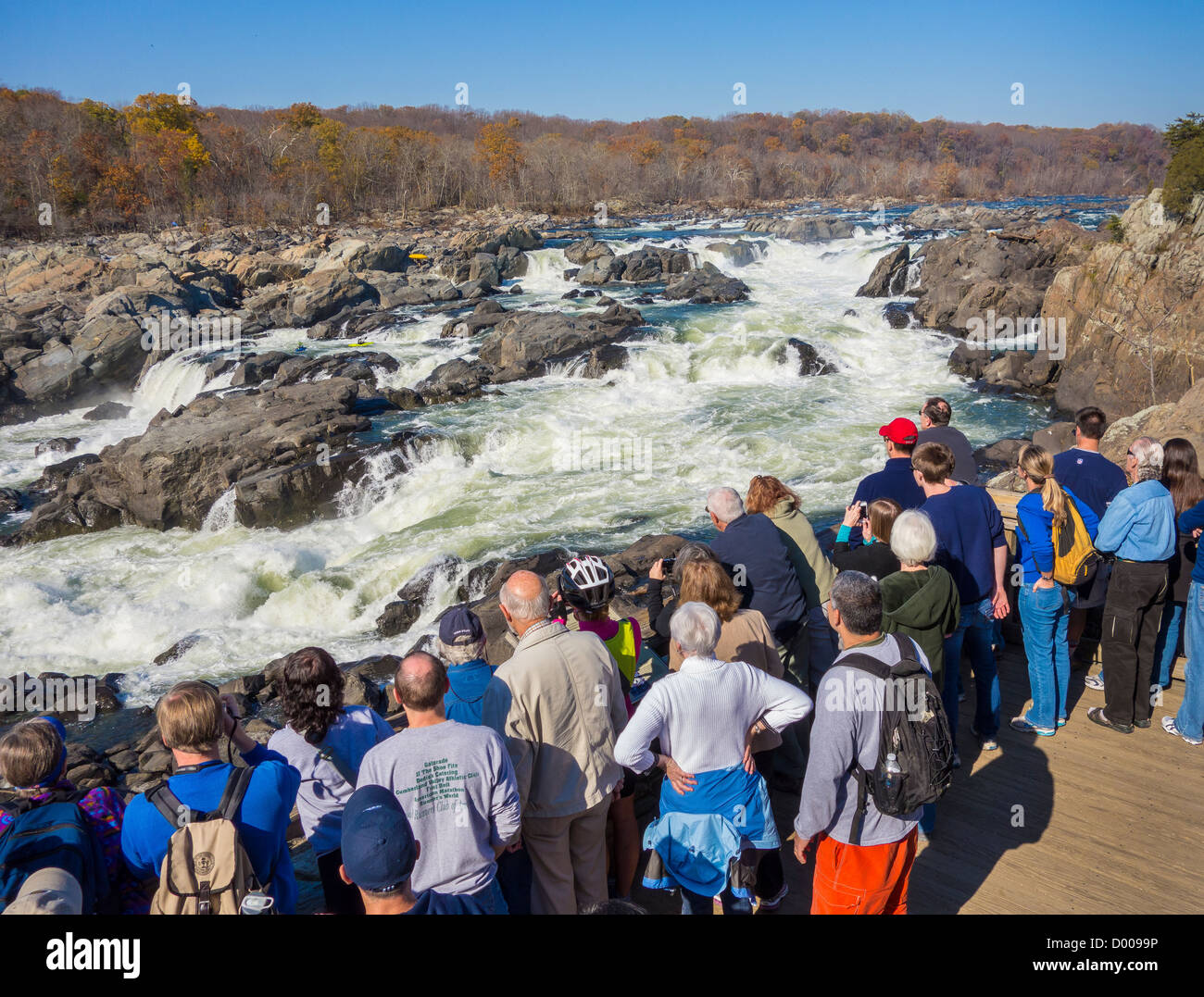 GREAT FALLS, MARYLAND, Stati Uniti d'America - Persone a Olmsted isola vista si affacciano sul fiume Potomac a Great Falls. Foto Stock