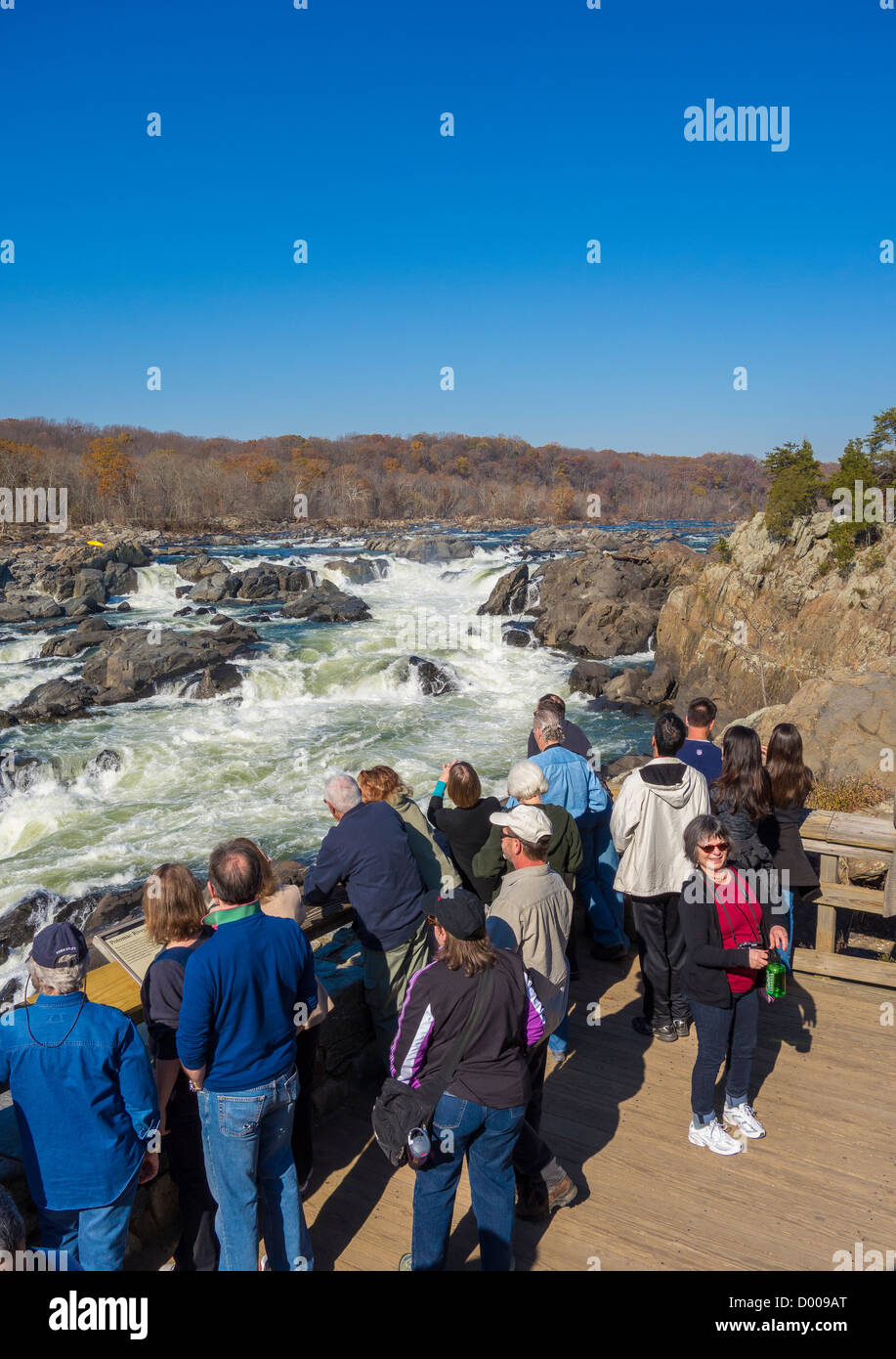 GREAT FALLS, MARYLAND, Stati Uniti d'America - Persone a Olmsted isola vista si affacciano sul fiume Potomac a Great Falls. Foto Stock