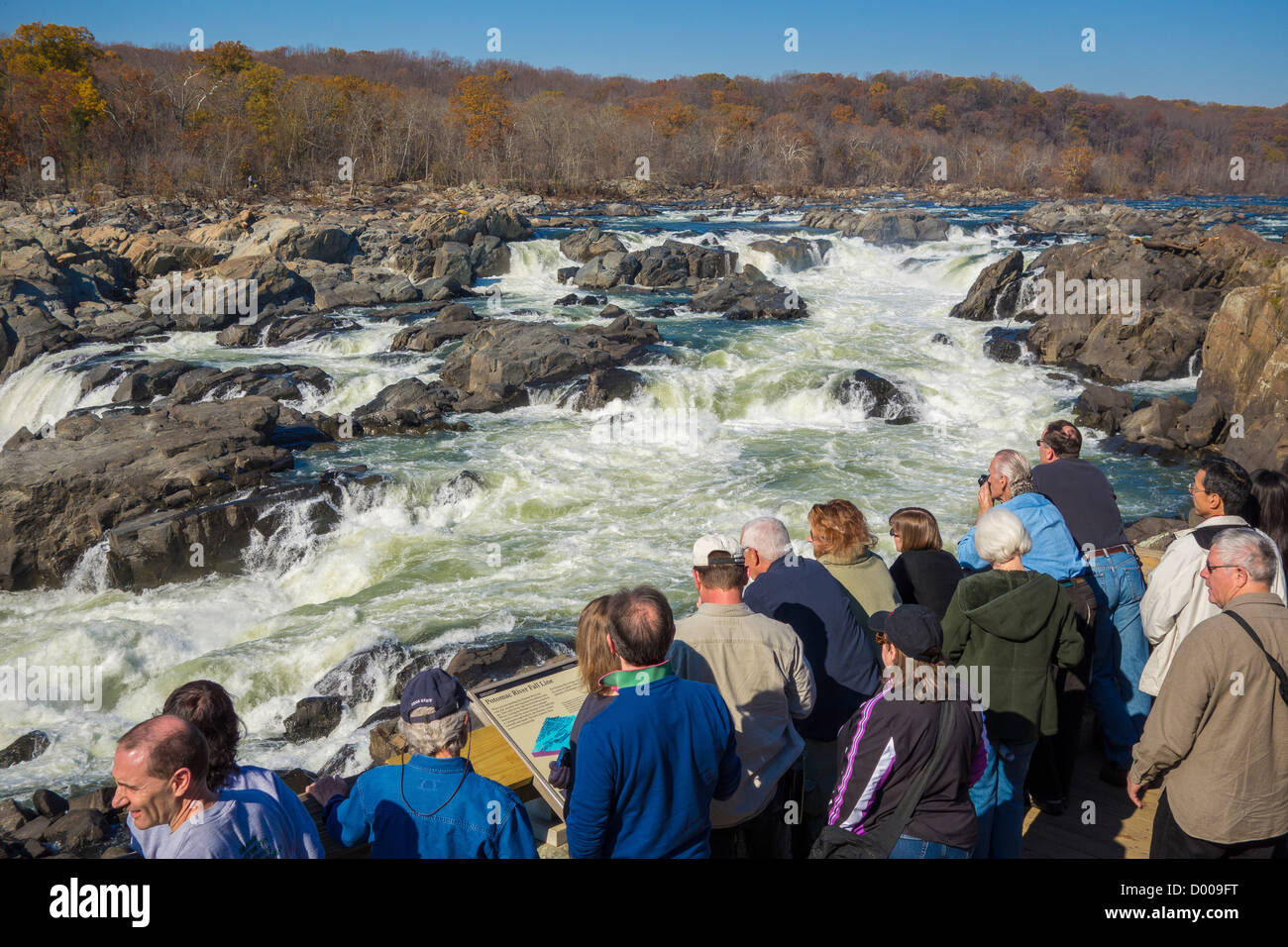 GREAT FALLS, MARYLAND, Stati Uniti d'America - Persone a Olmsted isola vista si affacciano sul fiume Potomac a Great Falls. Foto Stock