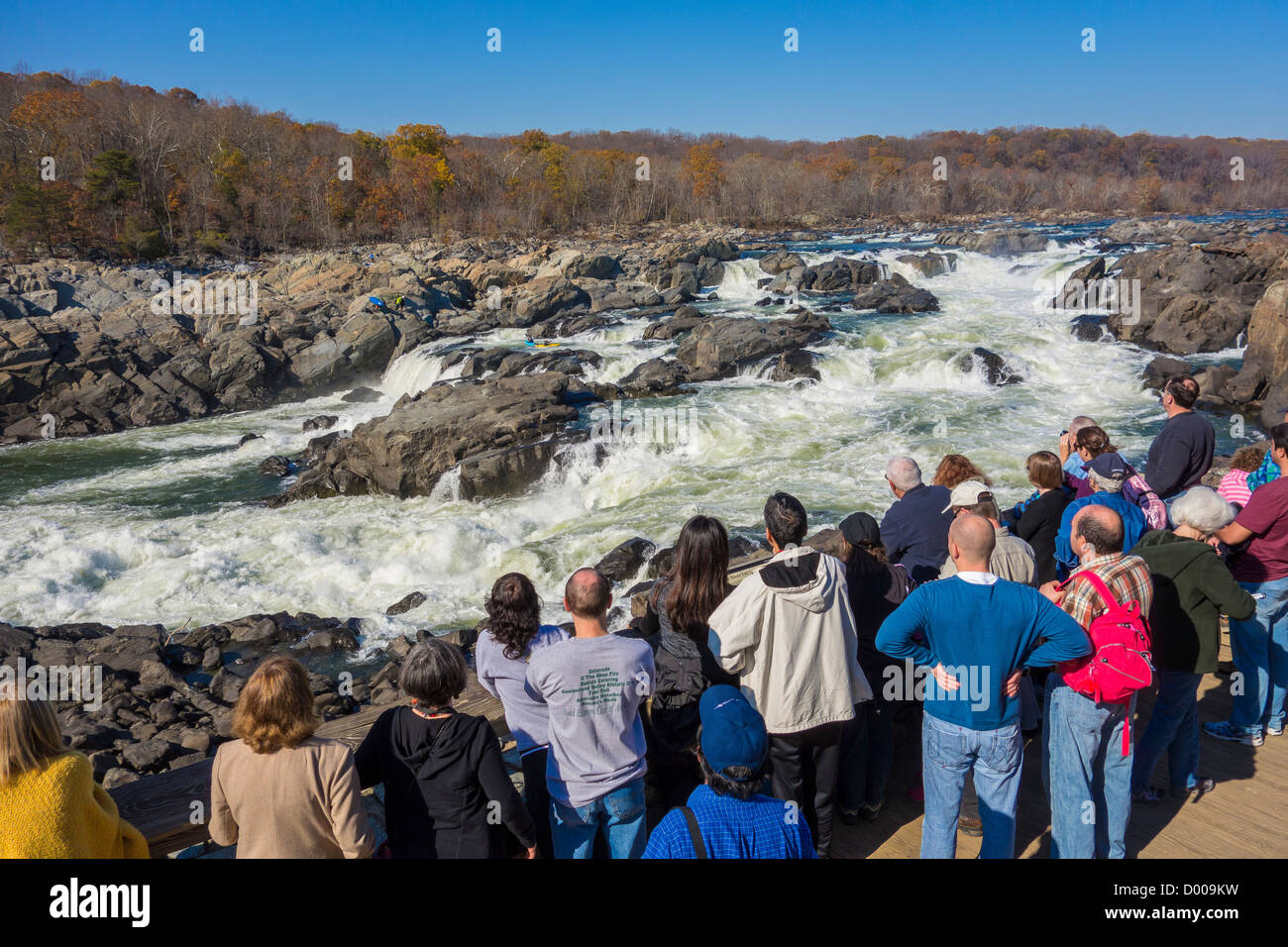 GREAT FALLS, MARYLAND, Stati Uniti d'America - Persone a Olmsted isola vista si affacciano sul fiume Potomac a Great Falls. Foto Stock