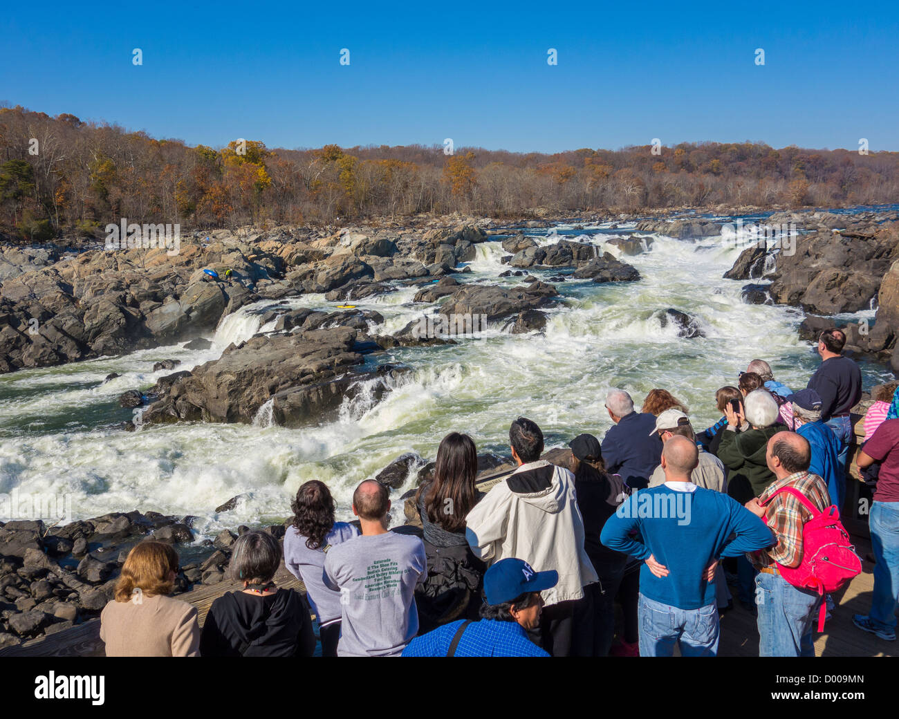 GREAT FALLS, MARYLAND, Stati Uniti d'America - Persone a Olmsted isola vista si affacciano sul fiume Potomac a Great Falls. Foto Stock