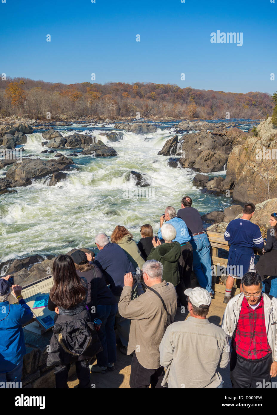 GREAT FALLS, MARYLAND, Stati Uniti d'America - Persone a Olmsted isola vista si affacciano sul fiume Potomac a Great Falls. Foto Stock