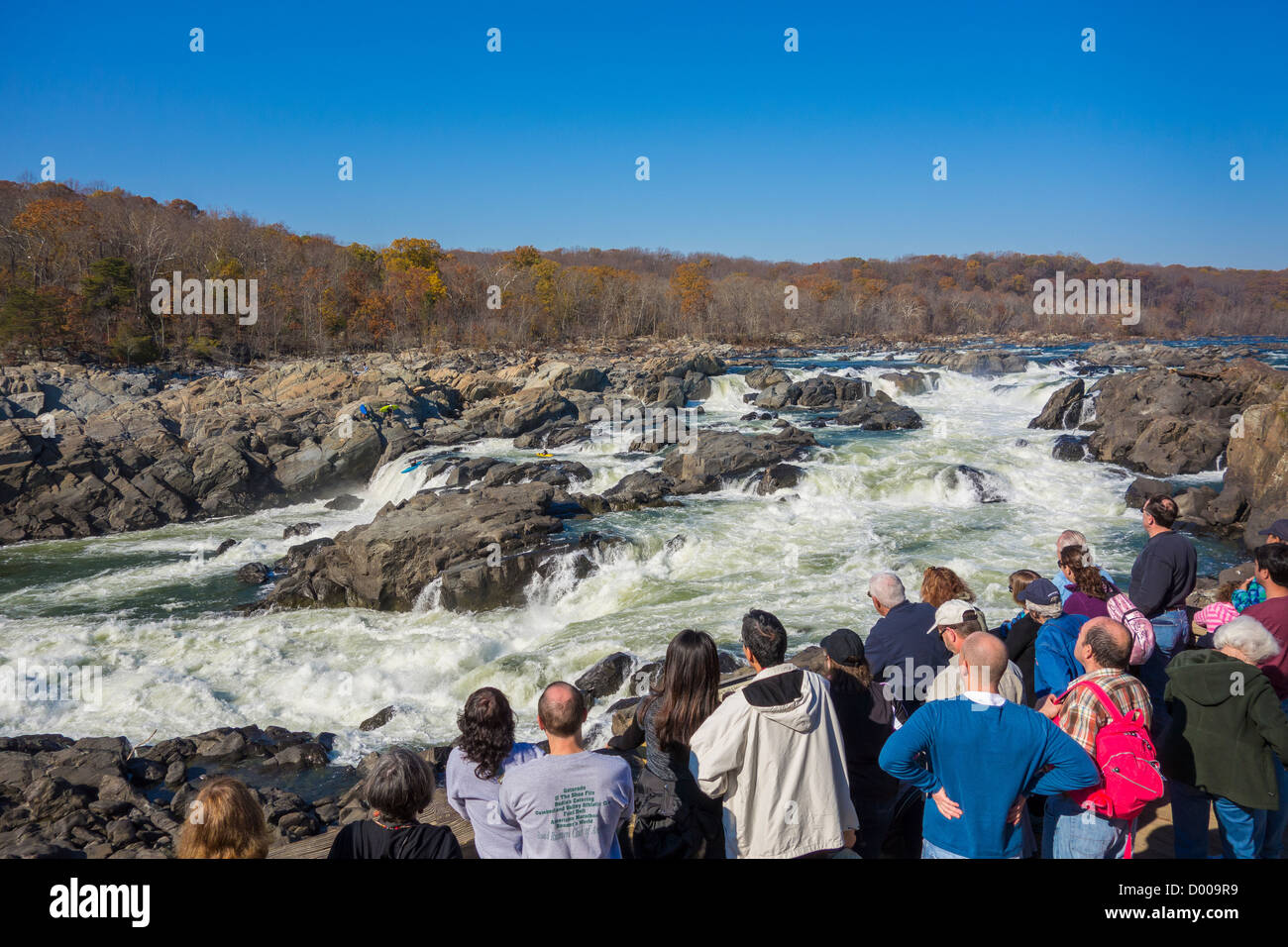 GREAT FALLS, MARYLAND, Stati Uniti d'America - Persone a Olmsted isola vista si affacciano sul fiume Potomac a Great Falls. Foto Stock