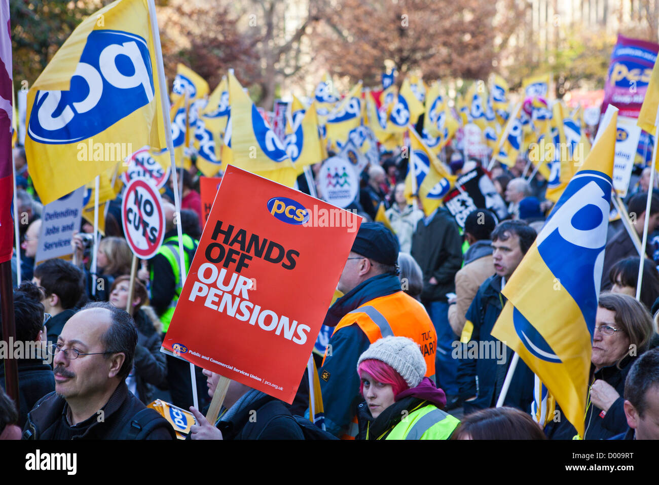 I lavoratori del settore pubblico da parte di tutti i sindacati hanno camminato fuori in sciopero oggi, 30 novembre 2011. Londra, Regno Unito. Foto Stock