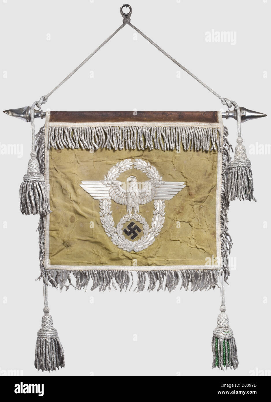 Un appendere e una stella per un 'Jingling Johnny', appendere di seta verde chiaro con frangia di pizzo d'argento su quattro lati, aquila di polizia in rilievo ricamo in argento con una swastika nera, quattro naspi d'argento con centri verdi, tasca in pelle con attacco nicked staff.smudged, segni di age.Dimensions 27 x 31 cm.Hollow stella lavorata con raggi d'oro, nero Centro dipinto su entrambi i lati con bordo in argento e applicato polizia aquila.diametro circa 35.5 cm.incluso è un 'Jingling Johnny' per uso civile inciso per un'associazione musicale.altezza totale circa 220 cm,hi,diritti aggiuntivi-clearences-non disponibile Foto Stock