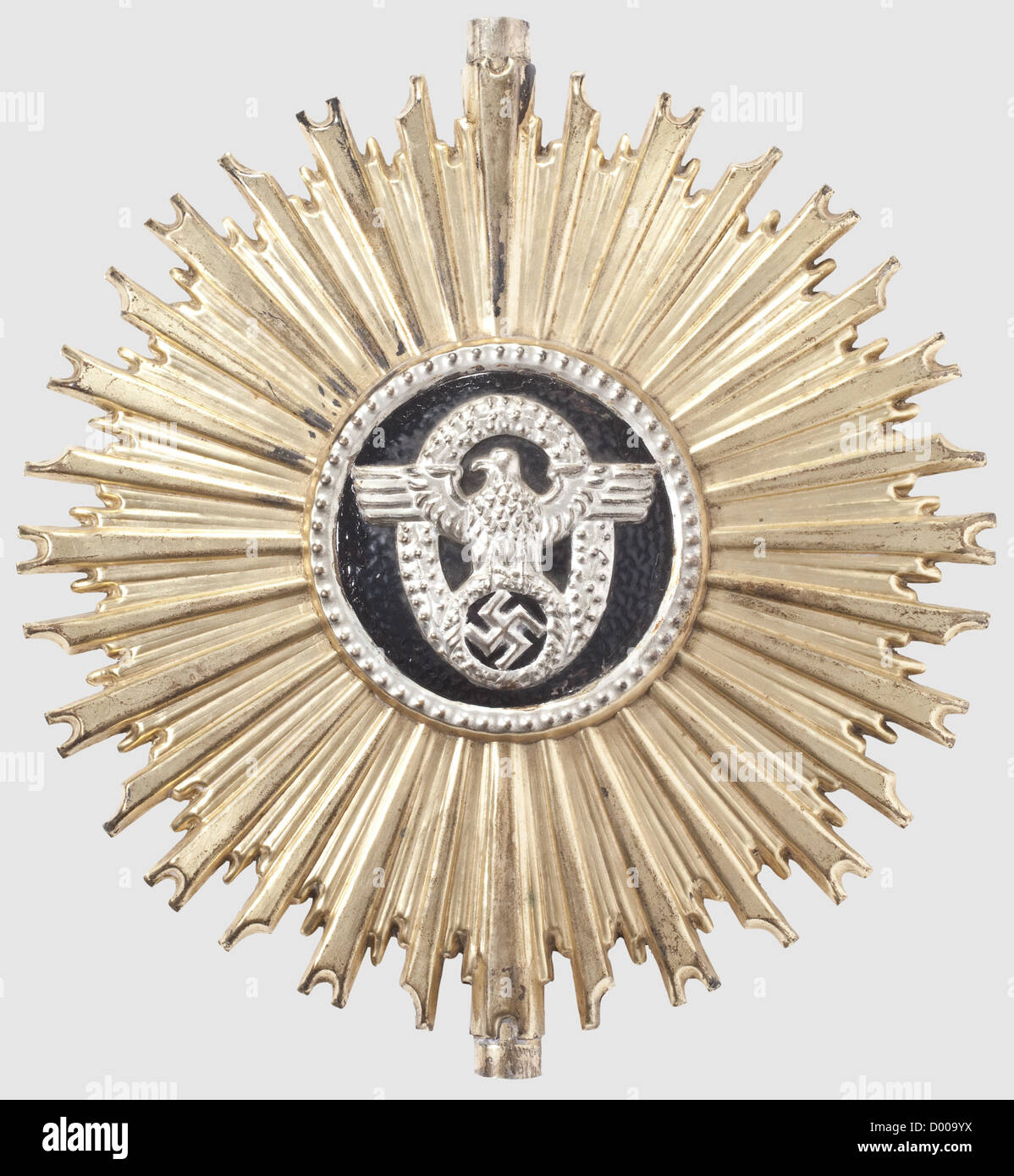 Un appendere e una stella per un 'Jingling Johnny', appendere di seta verde chiaro con frangia di pizzo d'argento su quattro lati, aquila di polizia in rilievo ricamo in argento con una swastika nera, quattro naspi d'argento con centri verdi, tasca in pelle con attacco nicked staff.smudged, segni di age.Dimensions 27 x 31 cm.Hollow stella lavorata con raggi d'oro, nero Centro dipinto su entrambi i lati con bordo in argento e applicato polizia aquila.diametro circa 35.5 cm.incluso è un 'Jingling Johnny' per uso civile inciso per un'associazione musicale.altezza totale circa 220 cm,hi,diritti aggiuntivi-clearences-non disponibile Foto Stock