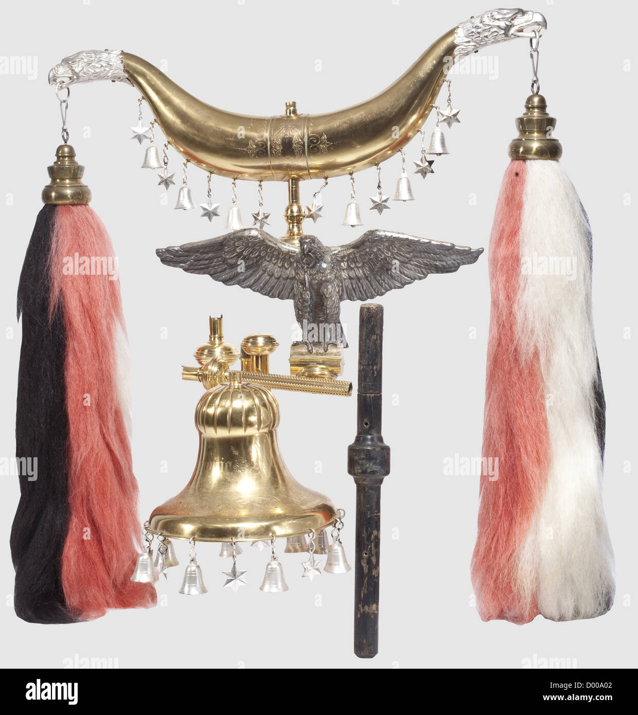 Un appendere e una stella per un 'Jingling Johnny', appendere di seta verde chiaro con frangia di pizzo d'argento su quattro lati, aquila di polizia in rilievo ricamo in argento con una swastika nera, quattro naspi d'argento con centri verdi, tasca in pelle con attacco nicked staff.smudged, segni di age.Dimensions 27 x 31 cm.Hollow stella lavorata con raggi d'oro, nero Centro dipinto su entrambi i lati con bordo in argento e applicato polizia aquila.diametro circa 35.5 cm.incluso è un 'Jingling Johnny' per uso civile inciso per un'associazione musicale.altezza totale circa 220 cm,hi,diritti aggiuntivi-clearences-non disponibile Foto Stock