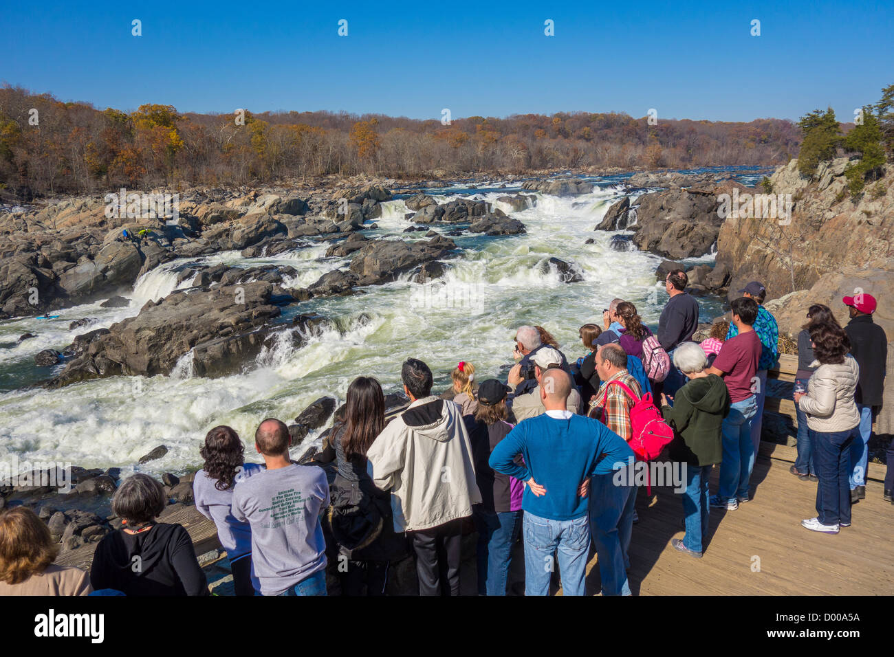 GREAT FALLS, MARYLAND, Stati Uniti d'America - Persone a Olmsted isola vista si affacciano sul fiume Potomac a Great Falls. Foto Stock