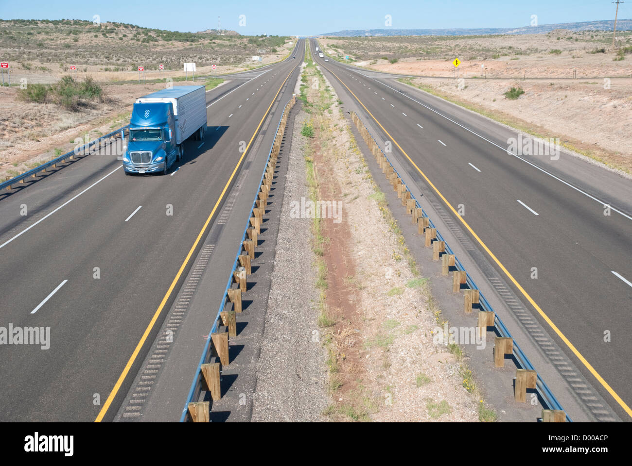 Un tratto di strada sulla I-40 vicino Tucumcari è effettivamente parte del vecchio tracciato 66. Foto Stock