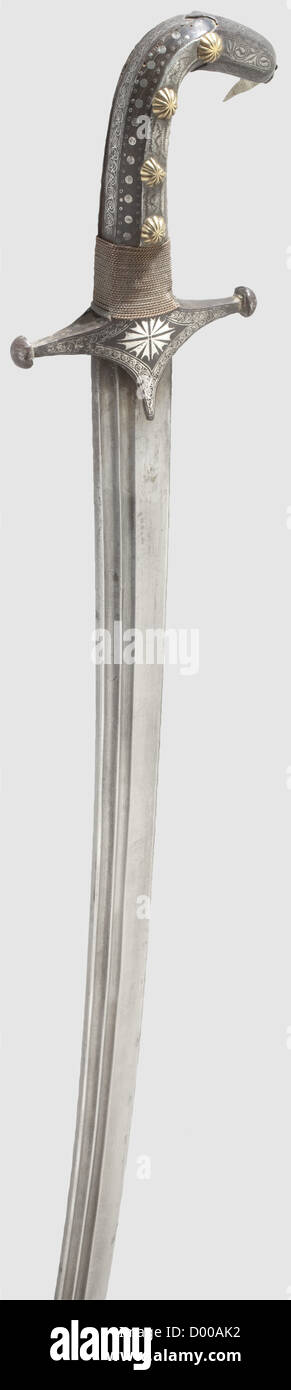 Un importante tankard di Faience di Norimberga, Norimberga, datato 1713.cylindrical tankard fatto da bianco faience.Completely coperto con una sofisticata, perspectivamente dipinto scena salotto con una madre alla culla tra una stufa in maiolica e un baldacchino bed.elaborate pewter montaggi con decorazione a grappolo in rilievo.il coperchio incernierato con una grande leva di palle aperture e Lunetta con cupola di vetro.sotto di essa il monogramma 'COM' e data '1713'.fissaggi di impugnatura di apertura(le radici delle maniglie con crepe),la cerniera con rondelle di ottone sovrapposte.contrassegno di Master,diritti aggiuntivi-giochi-non disponibili Foto Stock