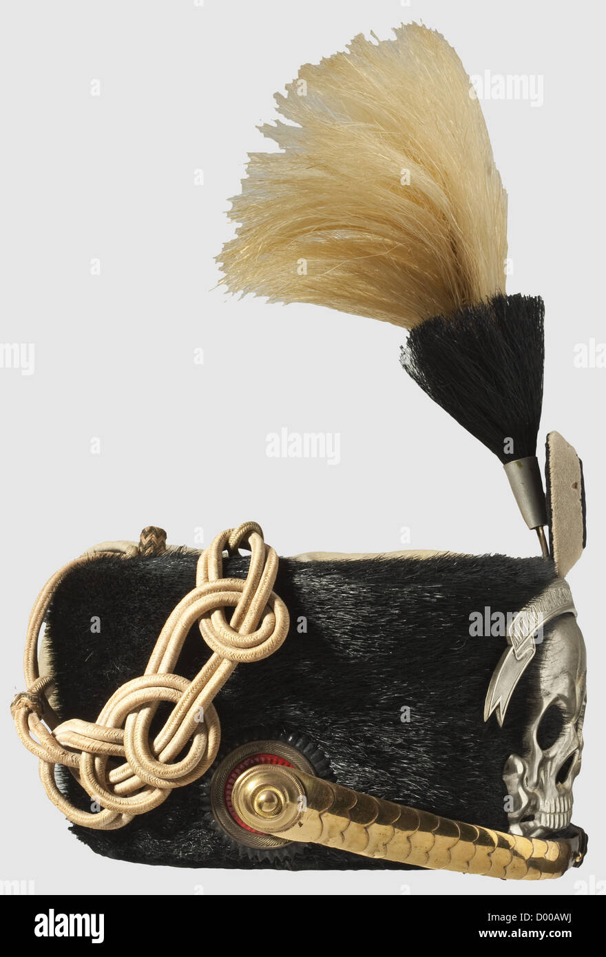 Un busby per sergente, del 2 ° Reggimento Hussar vita. Pelliccia nera di tenuta, borsa in tessuto bianco, linee di chiusura, spirale ricurva di terra, dispositivo di cranio argentato in metallo bianco. Cinscale convesse fissate a rosette, scarafaggi non commissionati, insegne da campo con pennarello bianco-nero. Rivestimento in seta. Pezzo acquistato privatamente,storico,storico,XIX secolo,Prussia,tedesco,Germania,militaria,militare,oggetto,oggetti,still,clipping,clippings,taglio,taglio,taglio,uniforme,uniformi,vestiti,capo,testiera,testiere,diritti aggiuntivi-clearences-non disponibile Foto Stock