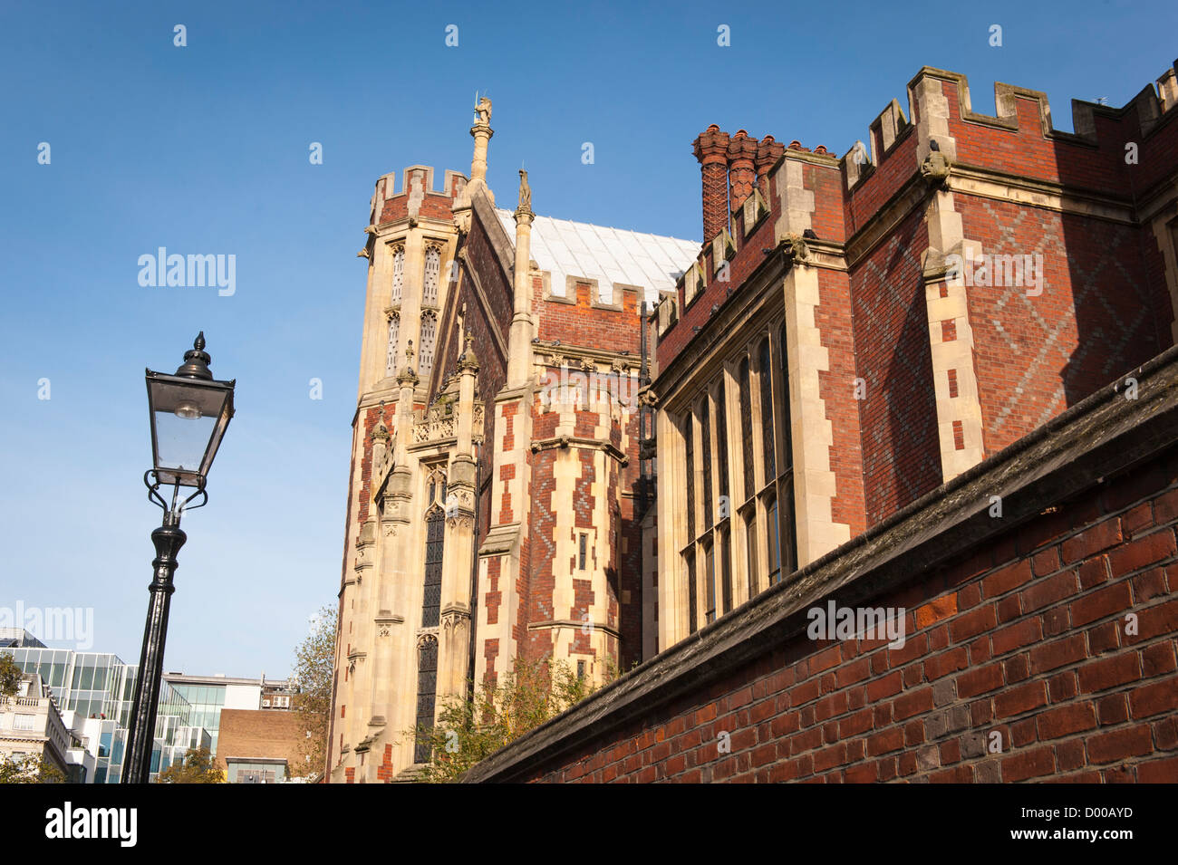Londra , Lincolns Inn , High Holborn , rosso mattone i dettagli di edifici antichi in stile gas lampione Foto Stock