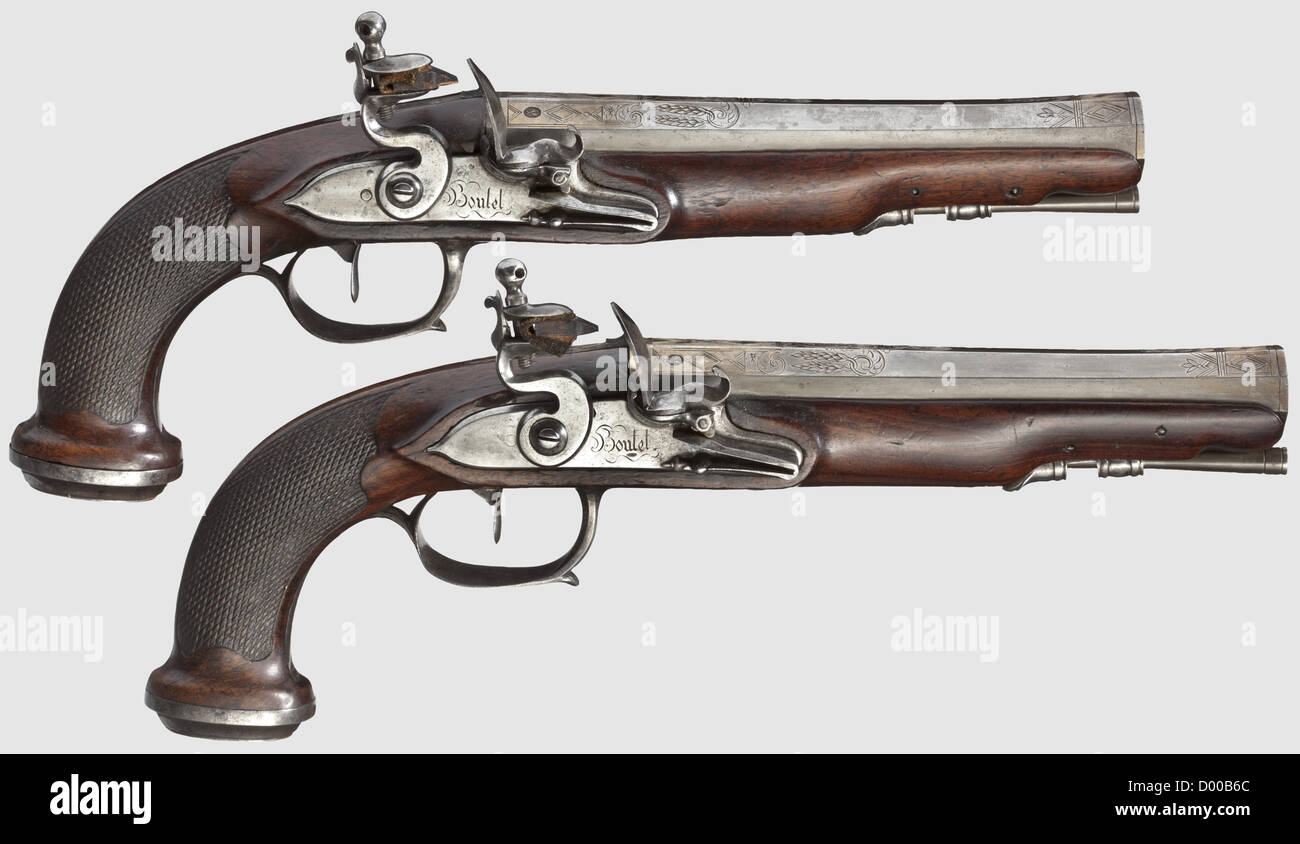 Un paio di pistole flintlock francesi, Boutet, Versailles, circa 1800. Barilotti ottagonali rigati con rigatura in microsagola, calibro 17 mm. Il marchio "LC" per Leclerc (Stöckel n° 182) è stampigliato tre volte su ogni camera in incisioni ornamentali con residui di doratura. Flintlock lisci con firma "BOUTET". Scorte di noce con bottoni a scacchi e mobili in ferro liscio. aste di ricambio. Lunghezza di ogni 34 cm, storico, storico, 19 ° secolo, pistola civile, pistole civili, portatile, pistola, armi da fuoco, armi da fuoco, armi da fuoco, armi, armi, arma, a, diritti aggiuntivi-clearences-non disponibile Foto Stock