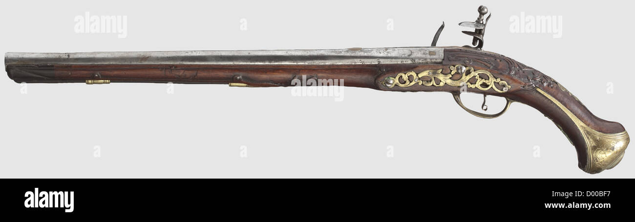 Un paio di pistole a flintlock lunghe della Germania del Nord, circa 1740. Canne a due stadi, sezione ottagonale poi rotonda, con foro liscio in calibro 15 mm. Sulle braghe strofinato decorazioni tagliate e quattro segni riempiti di ottone 'ICK'. Flintlock con incisione floreale(un martello di ricambio). Stocks di noce scolpito con nasi del corno e mobili di ottone in rilievo. Il tirante di legno di sostituzione. Le parti metalliche usurate. Lunghezza 59 cm ciascuno, storico, storico, 18 ° secolo, pistola civile, pistole civili, portatile, pistola, armi da fuoco, armi da fuoco, armi da fuoco, armi,, diritti aggiuntivi-clearences-non disponibile Foto Stock