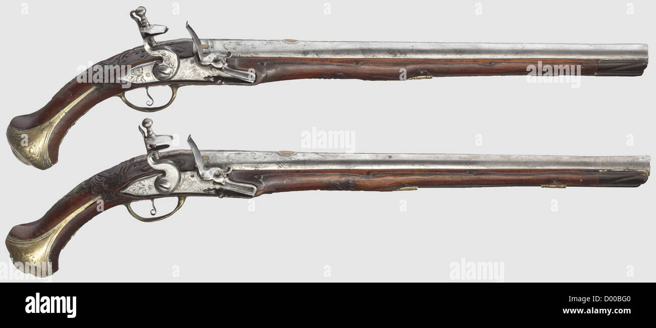 Un paio di pistole a flintlock lunghe della Germania del Nord, circa 1740. Canne a due stadi, sezione ottagonale poi rotonda, con foro liscio in calibro 15 mm. Sulle braghe strofinato decorazioni tagliate e quattro segni riempiti di ottone 'ICK'. Flintlock con incisione floreale(un martello di ricambio). Stocks di noce scolpito con nasi del corno e mobili di ottone in rilievo. Il tirante di legno di sostituzione. Le parti metalliche usurate. Lunghezza 59 cm ciascuno, storico, storico, 18 ° secolo, pistola civile, pistole civili, portatile, pistola, armi da fuoco, armi da fuoco, armi da fuoco, armi,, diritti aggiuntivi-clearences-non disponibile Foto Stock