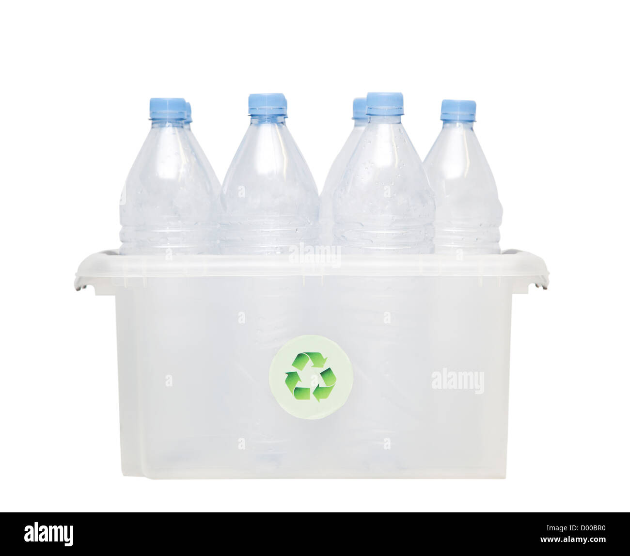 Gruppo di bottiglie di plastica nel contenitore di riciclaggio su sfondo bianco Foto Stock