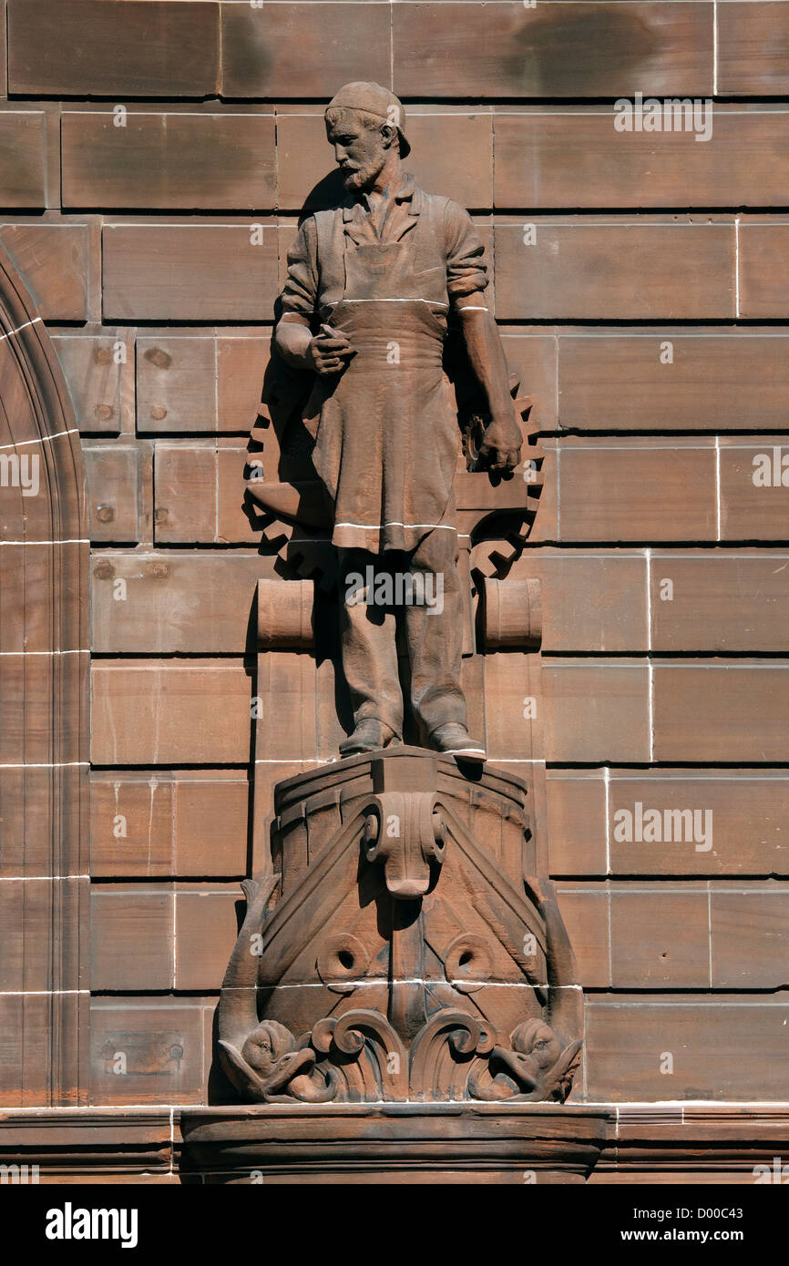 Intaglio di una shipwright sul lato destro della porta di ingresso di Fairfield, in cantiere Govan, Glasgow, Scozia Foto Stock