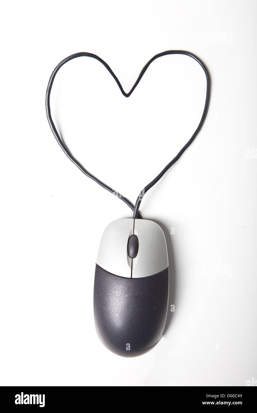 Forma di cuore composta di mouse del computer filo su sfondo bianco Foto Stock