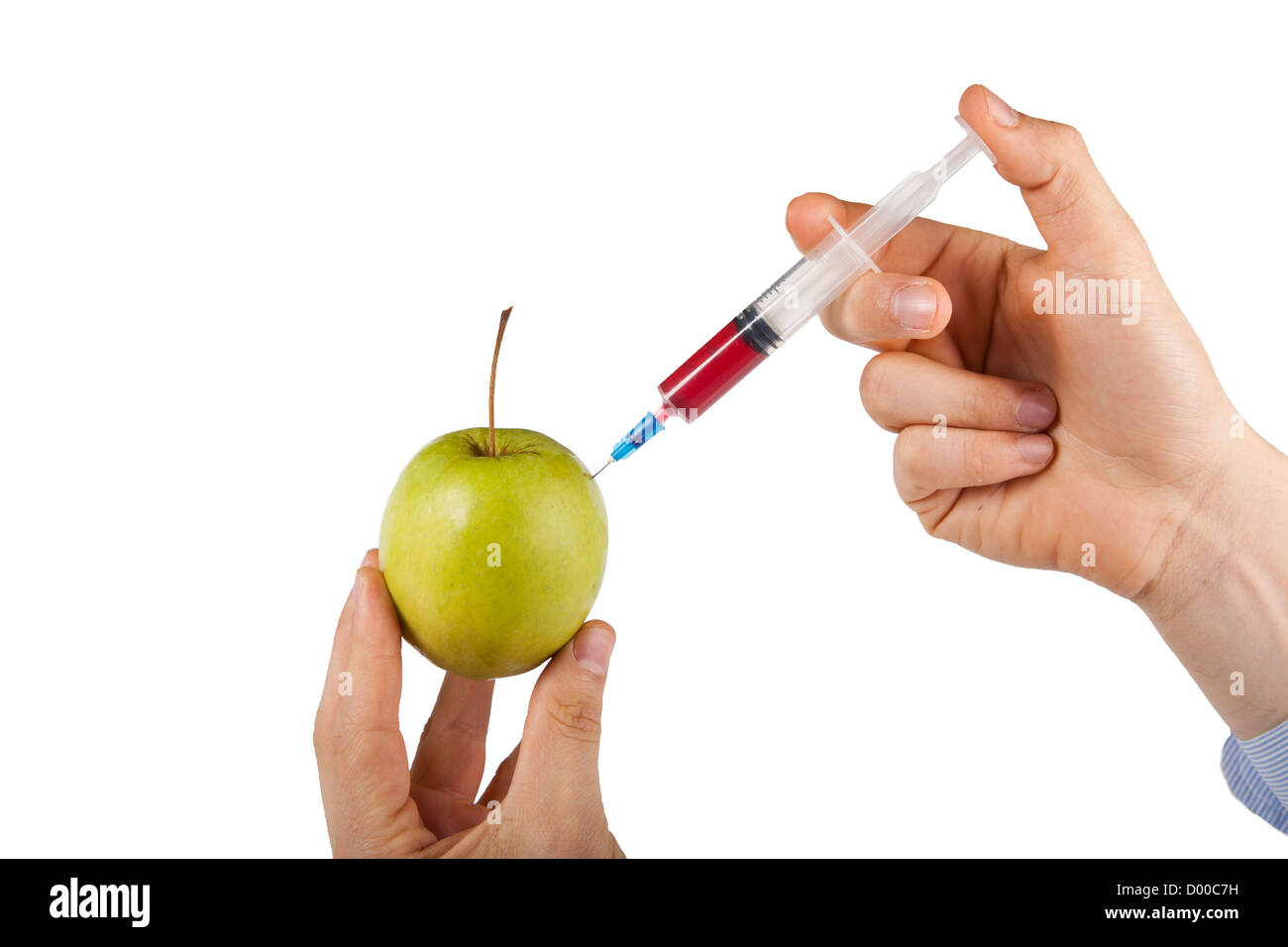 Mano d'uomo iniettare Granny Smith Apple contro uno sfondo bianco Foto Stock