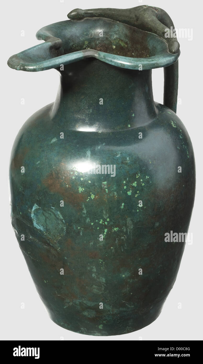 Una caraffa etrusca con becchi, V secolo a.C. Bronzo con patina nobile fine e verde. Corpo con archetto a cialetto e beccuccio esteso. Impugnatura rivettata, base a forma di palpette. Altezza 29 cm. L'interno si stabilizza in luoghi, alcune crepe restaurate. Sono disponibili foto del lanciatore in condizioni non restaurate, storico, storico, mondo antico, mondo antico, tempi antichi, oggetto, oggetti, fermi, ritaglio, ritaglio, ritaglio, ritaglio, ritaglio, vaso, vasi, diritti aggiuntivi-clearences-non disponibili Foto Stock